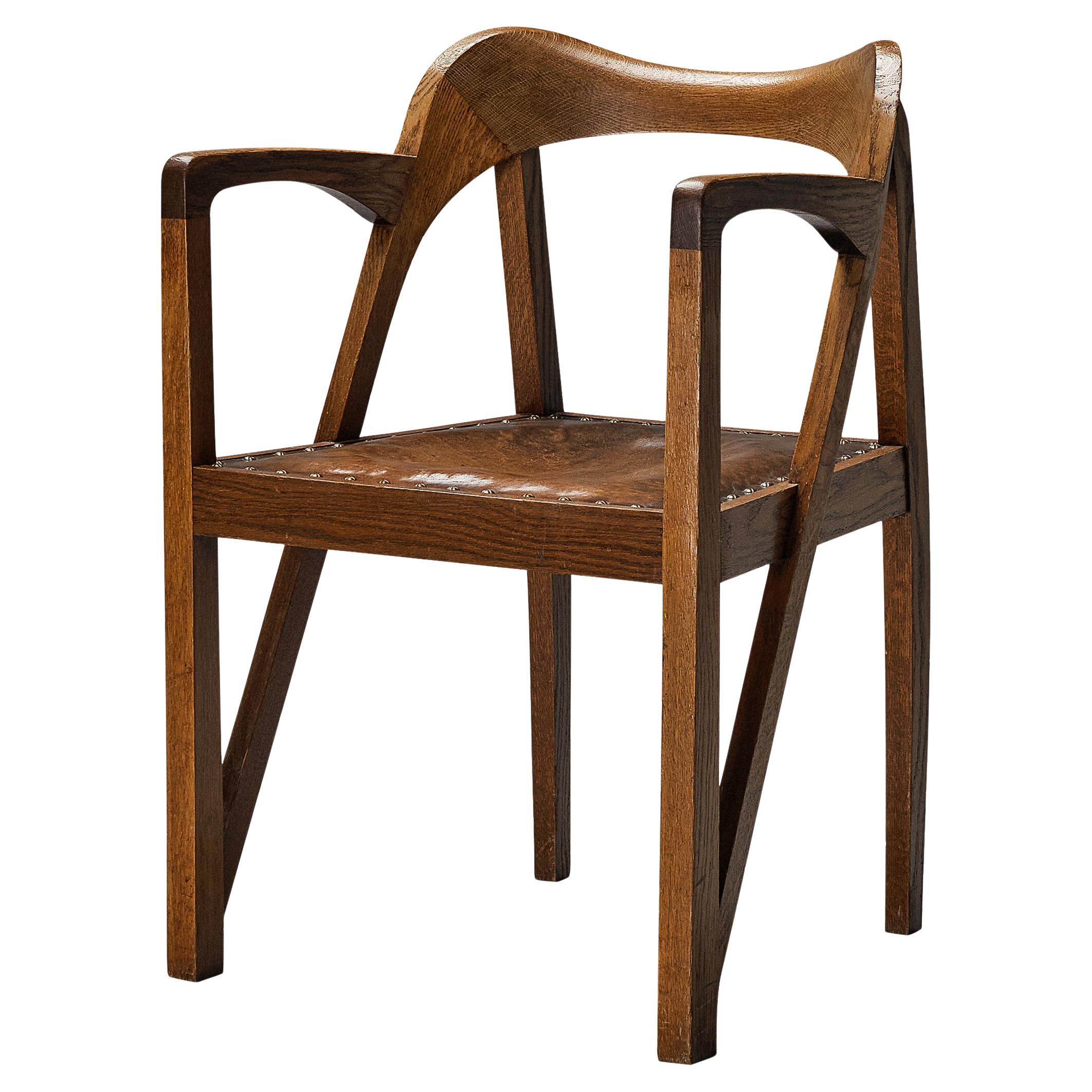 Fauteuil sculptural Jugendstil en cuir de chêne et laiton 1900-1910