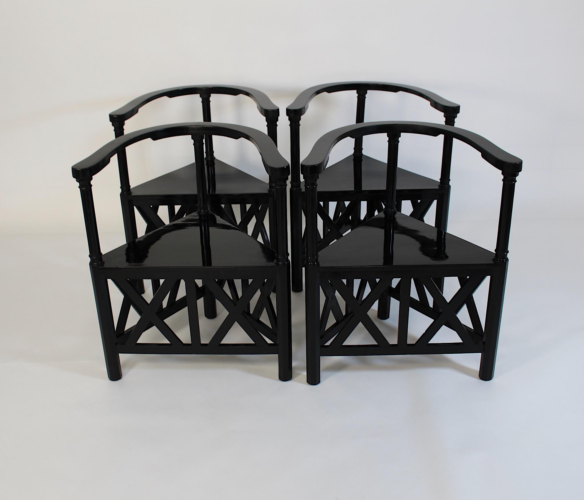 Secesionista Jugendstil Cuatro ( 4 ) Sillones o Sillas de Esquina diseñados por Josef Hoffmann hacia 1899, Viena.
Maravilloso y rarísimo conjunto de cuatro ( 4 ) extraordinarios sillones o esquineros en forma de triángulo de haya teñida de negro