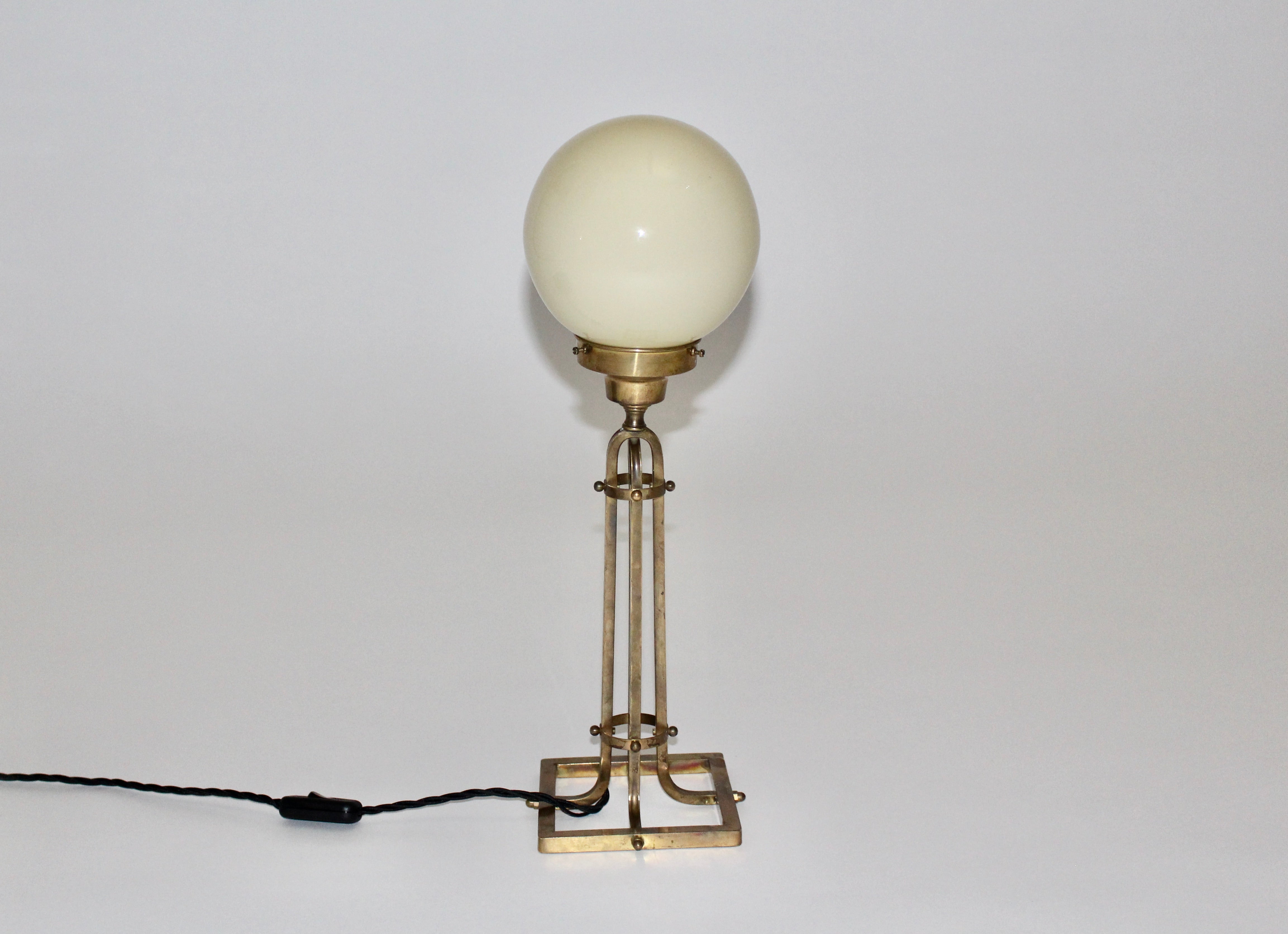 Austriaco Lampada da tavolo in vetro e ottone in stile Jugendstil Secessione geometrica Vienna anni '50 in vendita