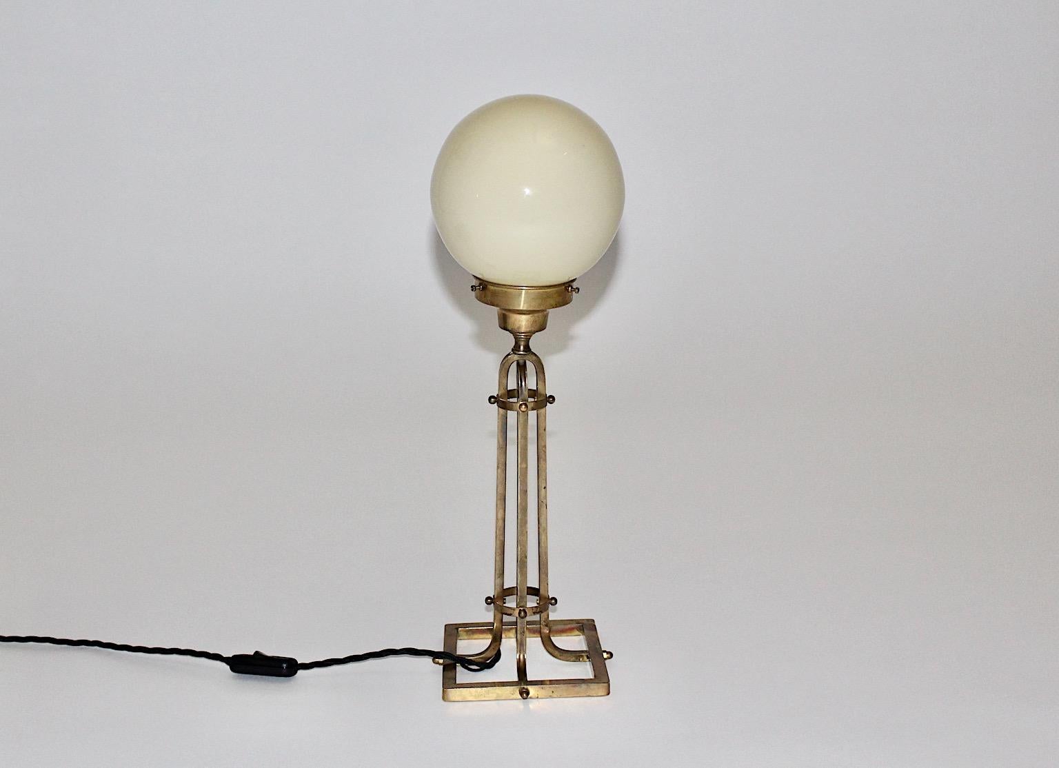 Lampe de table de style Jugendstil Secession en laiton et verre 1950, Autriche.
Une charmante lampe de table très similaire au Jugendstil avec un cadre en laiton et un abat-jour en verre de couleur ivoire.
La construction en laiton présente une