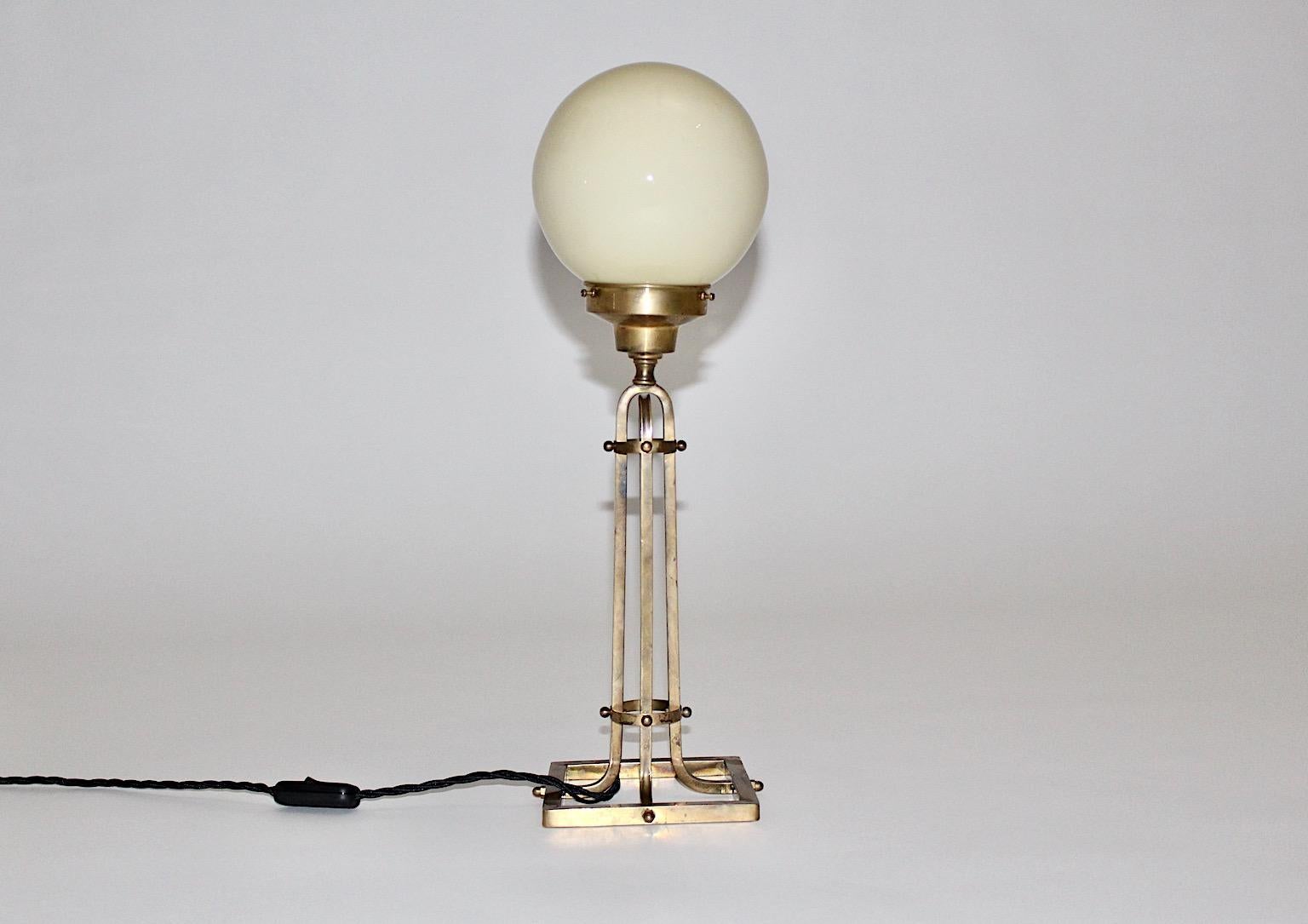 Autrichien Lampe de table vintage en laiton et verre, style Jugendstil Secession Vienne, années 1950 en vente