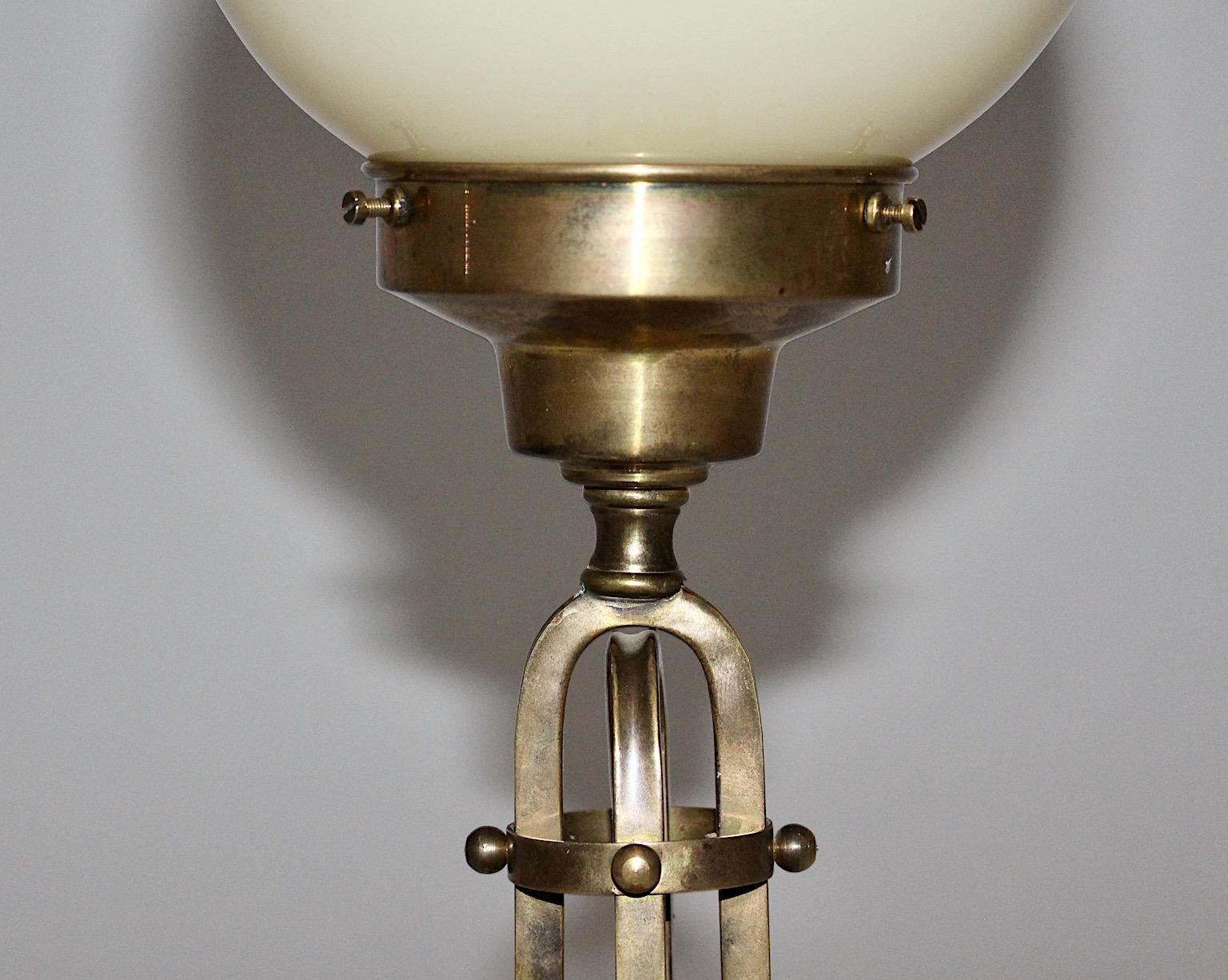 20ième siècle Lampe de table vintage en laiton et verre, style Jugendstil Secession Vienne, années 1950 en vente