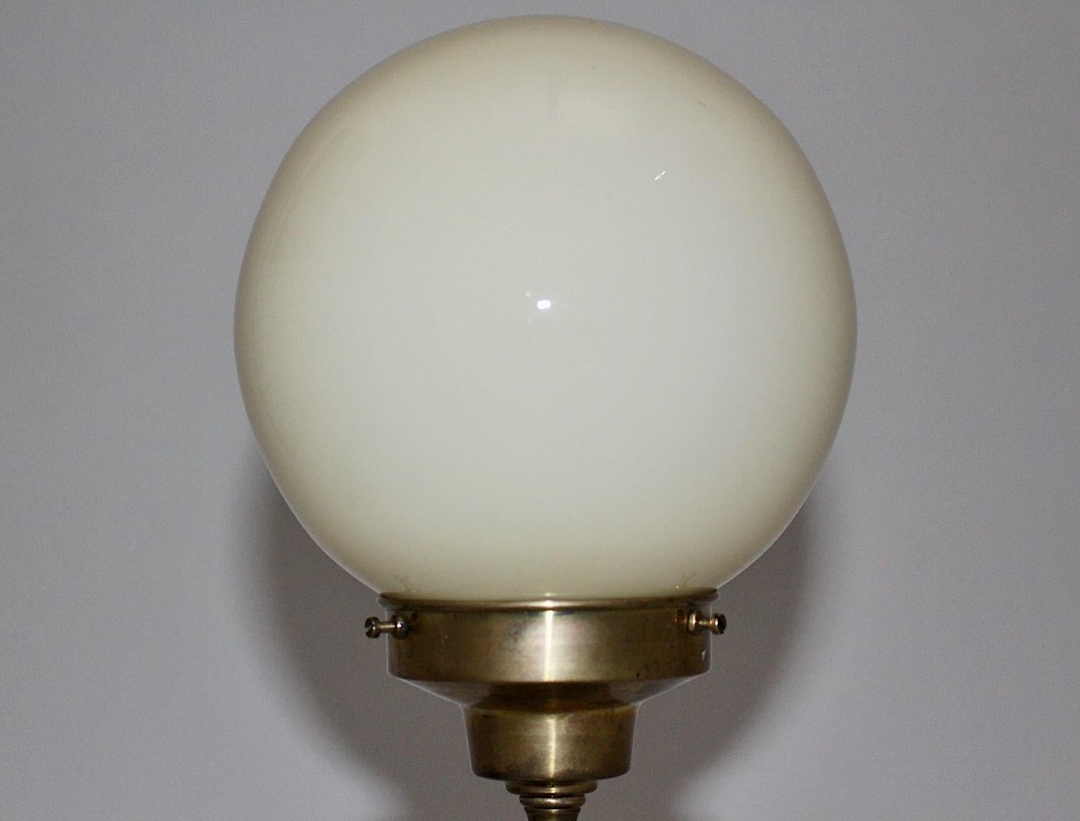Laiton Lampe de table vintage en laiton et verre, style Jugendstil Secession Vienne, années 1950 en vente