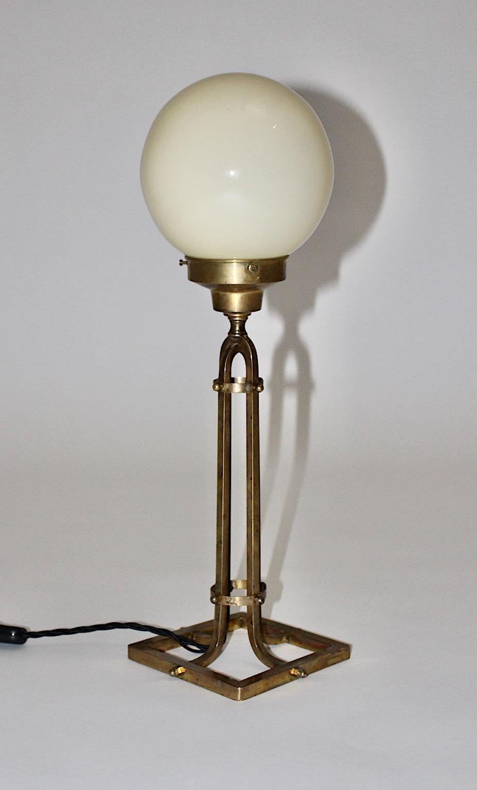 Lampe de table vintage en laiton et verre, style Jugendstil Secession Vienne, années 1950 en vente 2