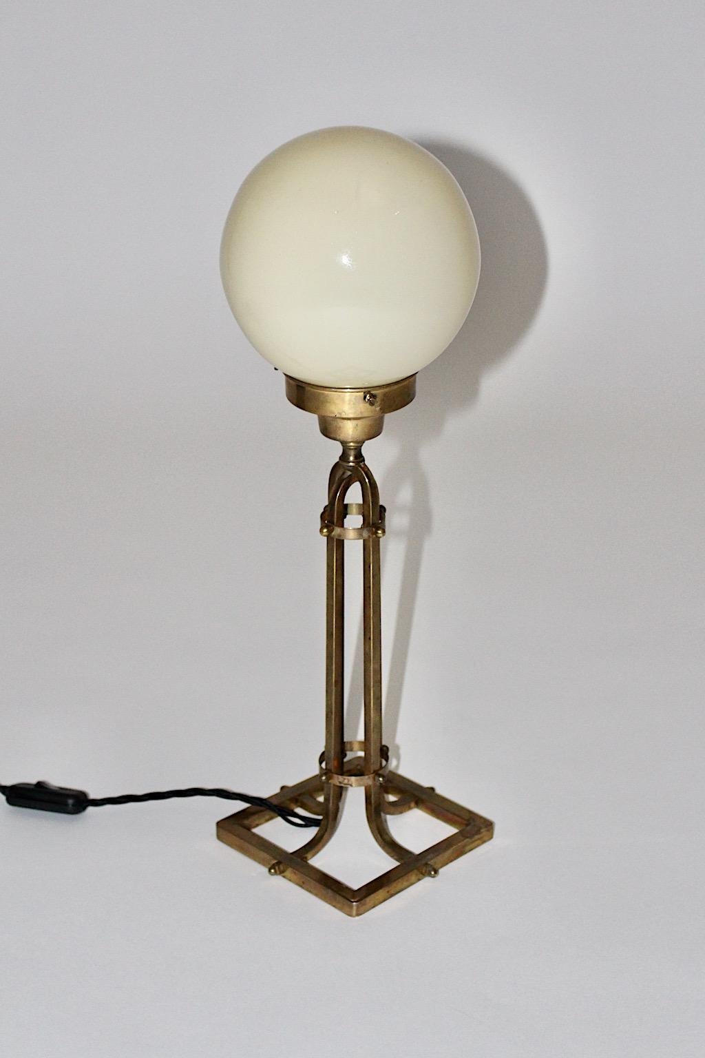Lampe de table vintage en laiton et verre, style Jugendstil Secession Vienne, années 1950 en vente 3