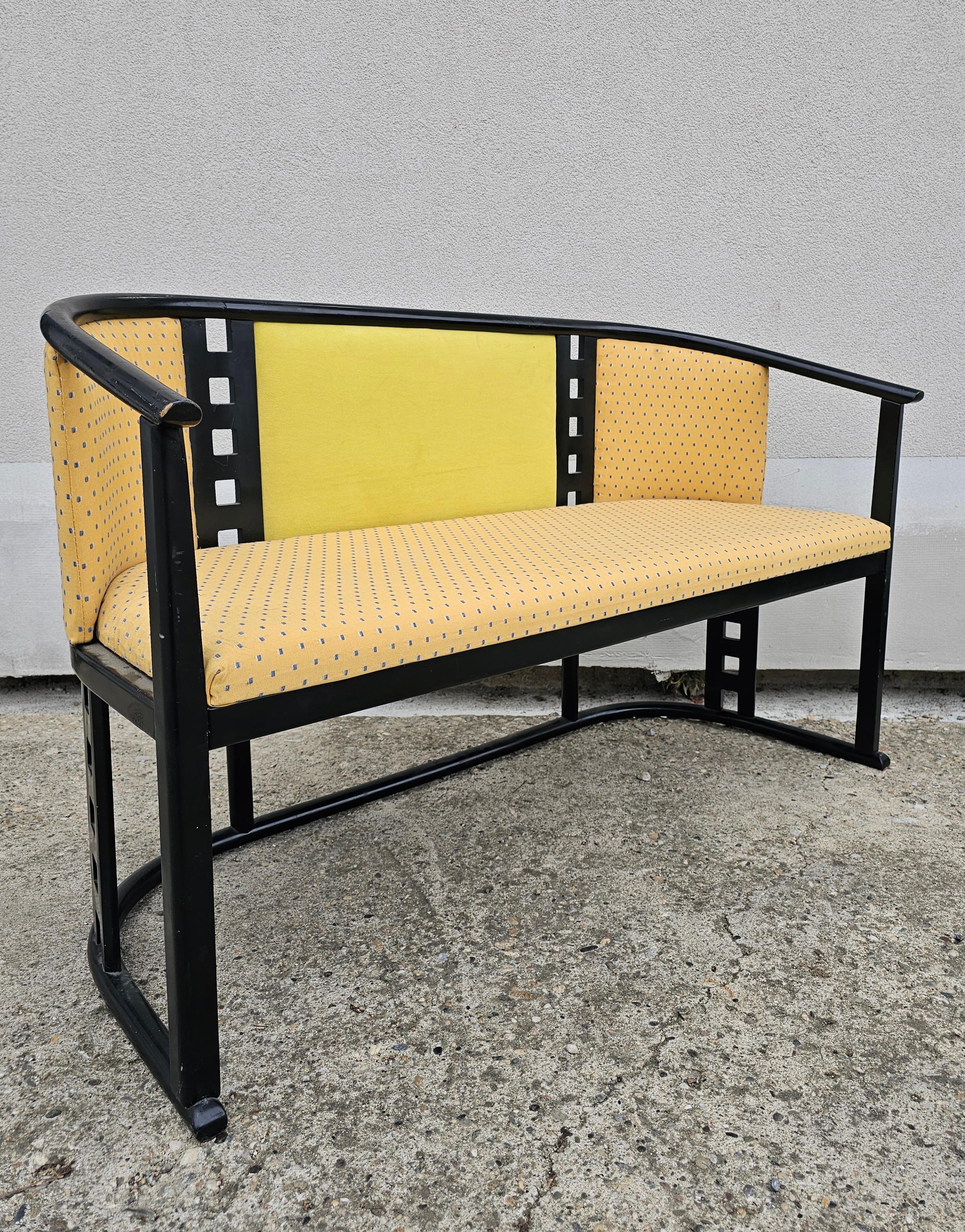 Austriaco Divano Jugendstil disegnato nello stile di Josef Hoffmann, realizzato in legno di faggio in vendita