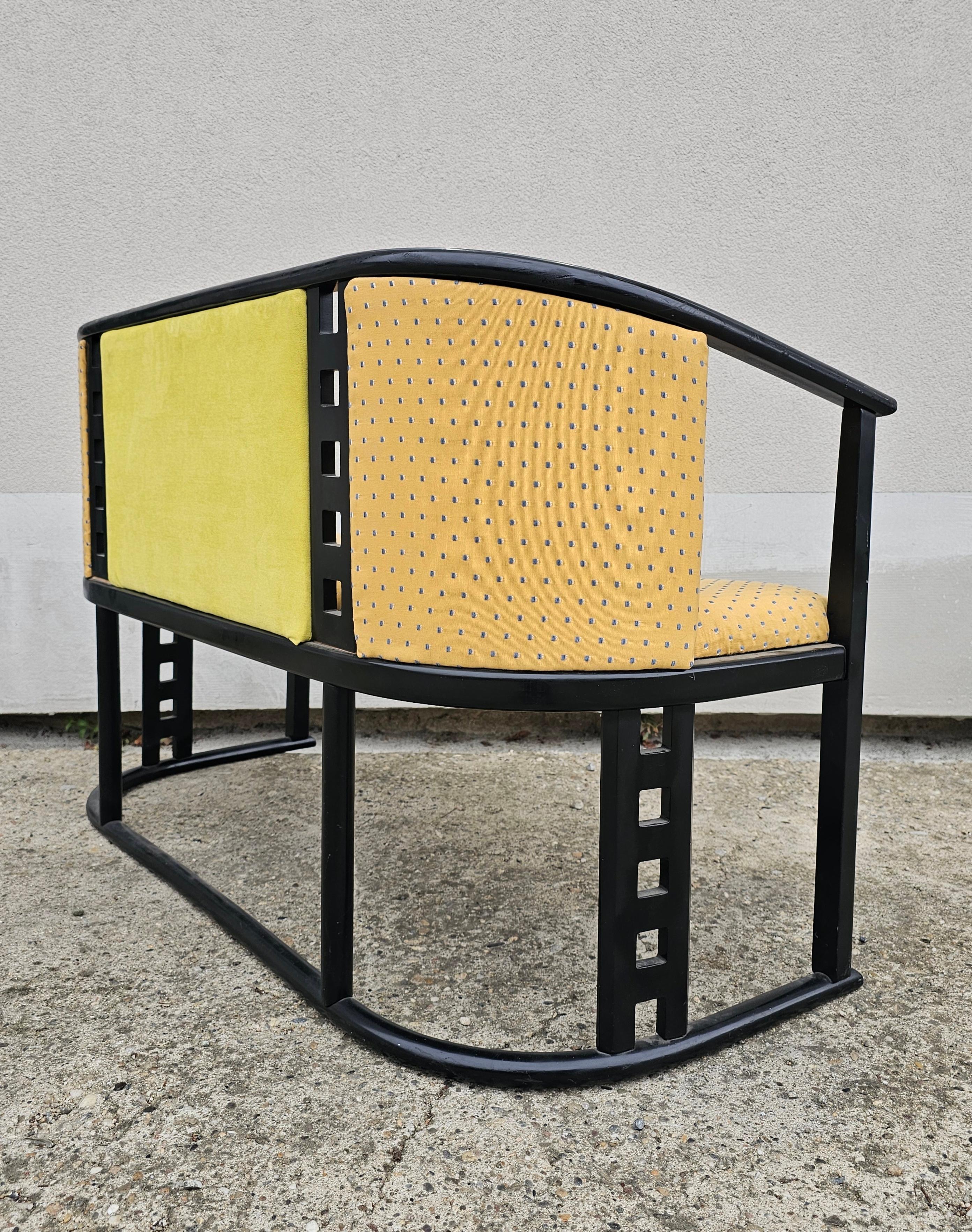 Inizio XX secolo Divano Jugendstil disegnato nello stile di Josef Hoffmann, realizzato in legno di faggio in vendita