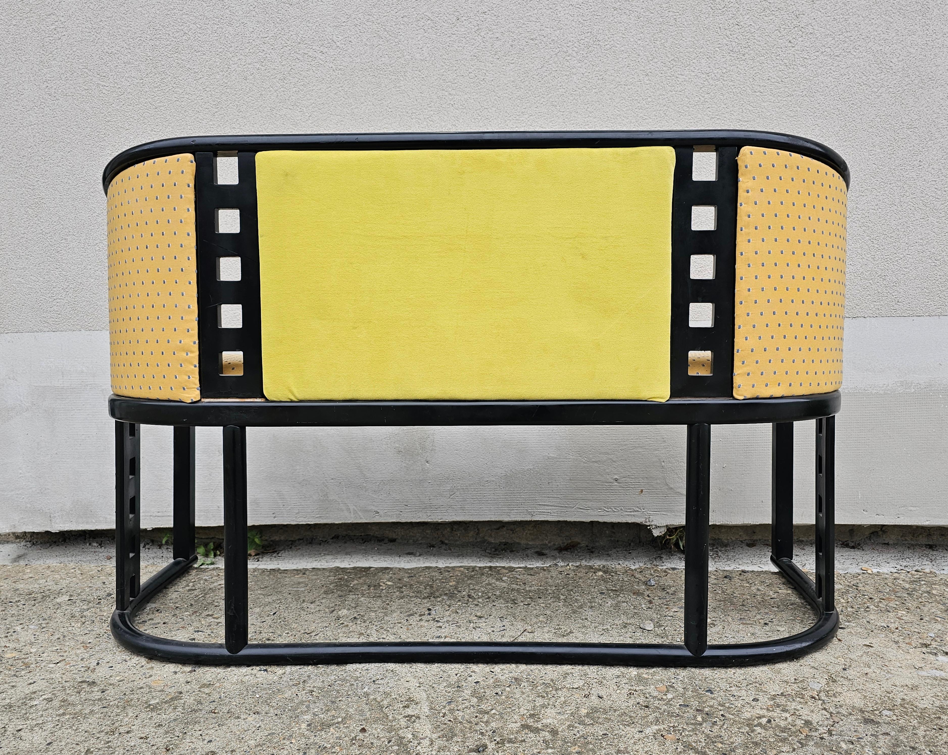 Tessuto Divano Jugendstil disegnato nello stile di Josef Hoffmann, realizzato in legno di faggio in vendita