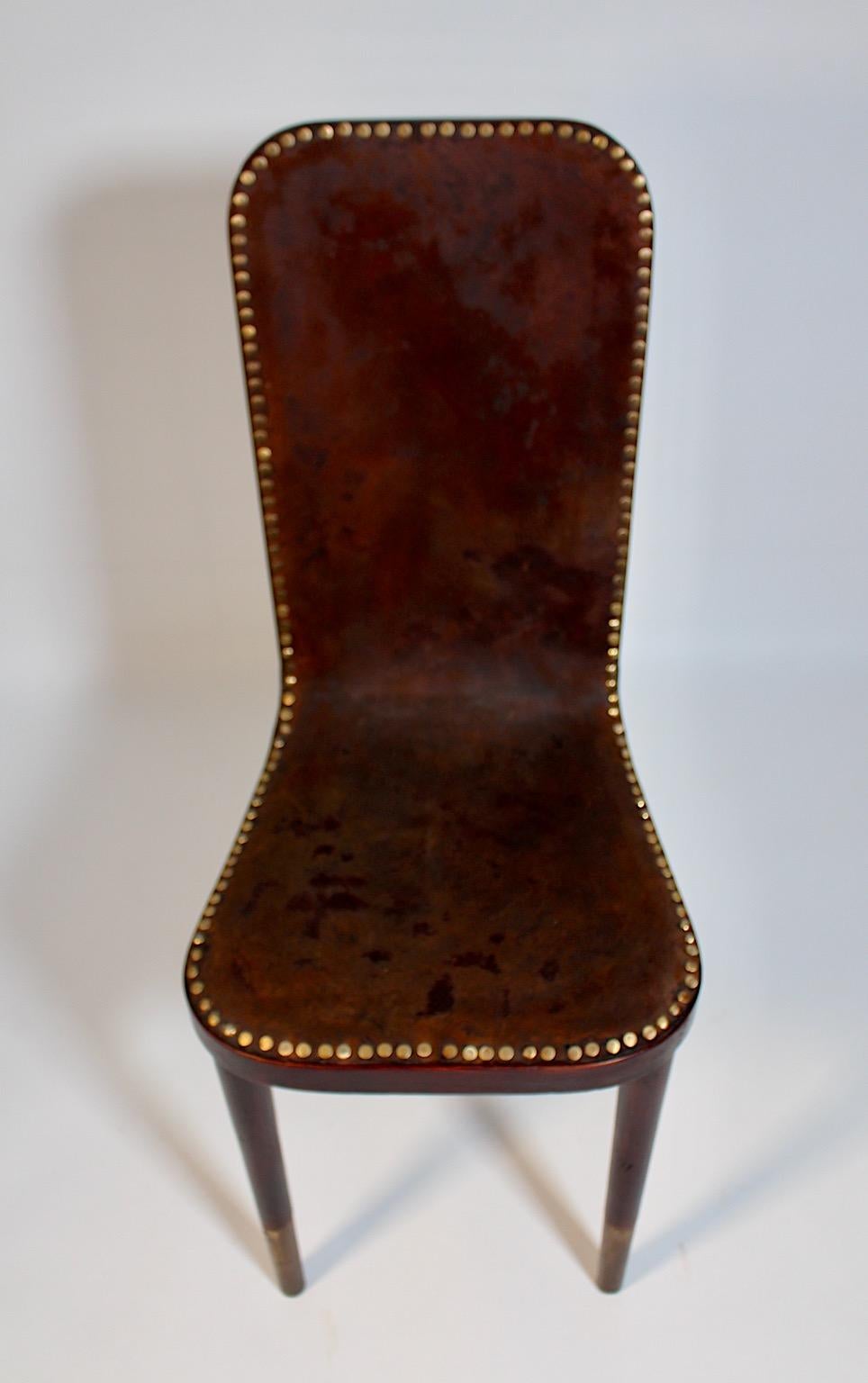 Jugendstil Vntage Authentic Side Chair Slipper Chair Schreibtischstuhl Modell Nr. 405 von Joseph Urban für Gebrüder Thonet um 1903, Wien.
Ein wunderschöner Stuhl oder Beistellstuhl aus gebeizter Buche und mit Leder bezogener Sitzfläche und