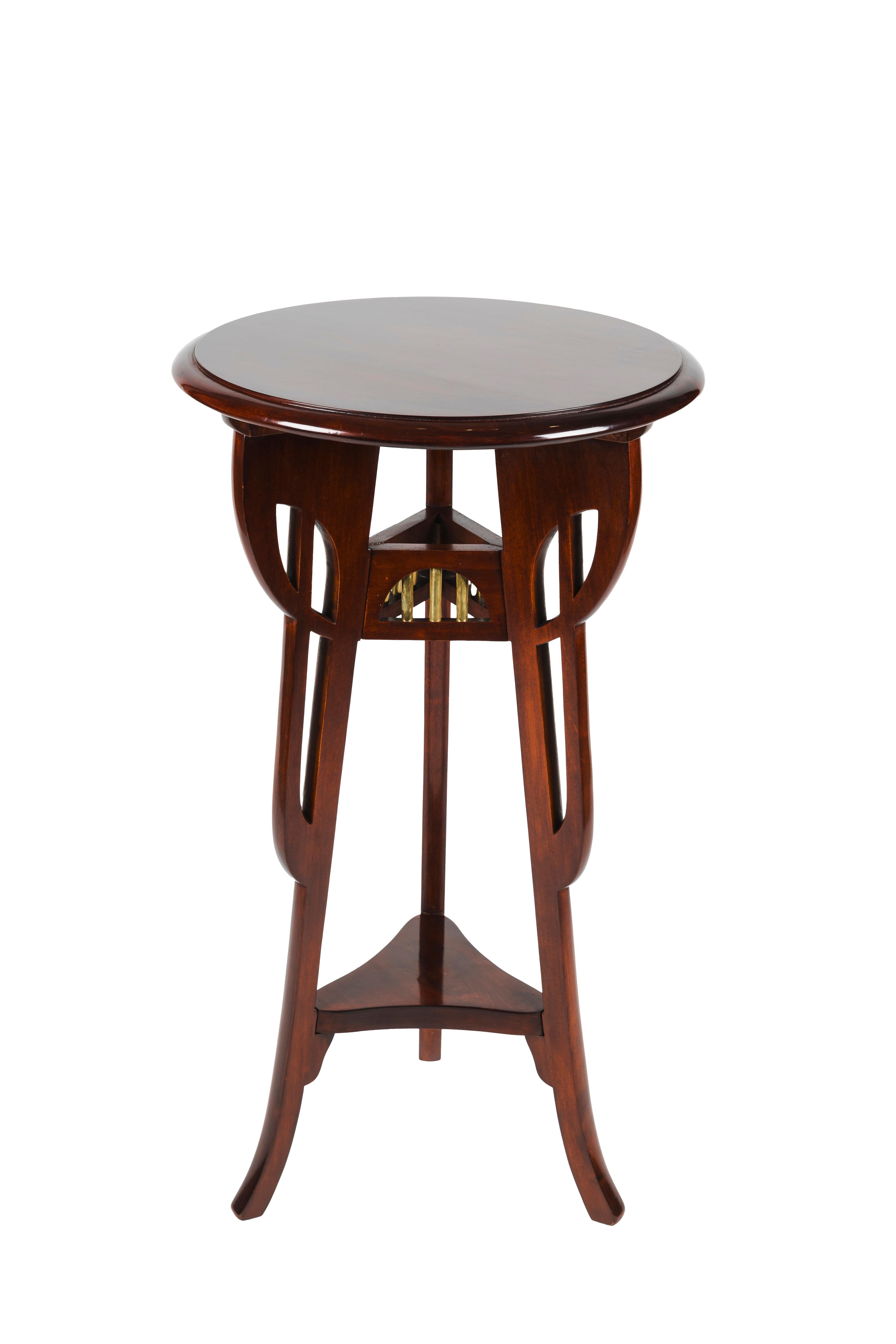 Table d'appoint Jugendstil, cercle de la Sécession viennoise, vers 1900

acajou teinté hêtre, poli ; tubes en laiton
