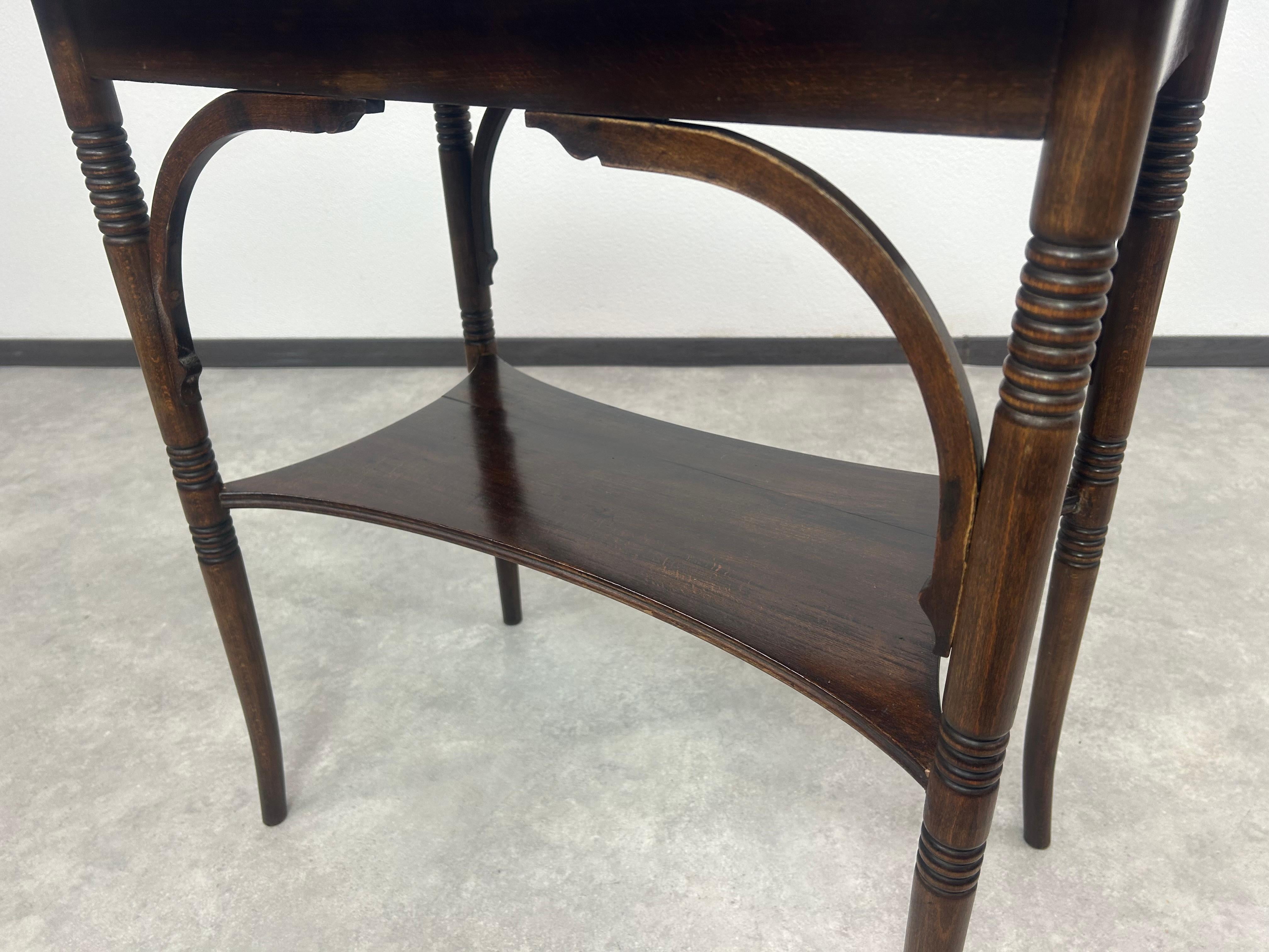 Début du 20ème siècle Table d'appoint Jugendstil n°31 de Thonet en vente