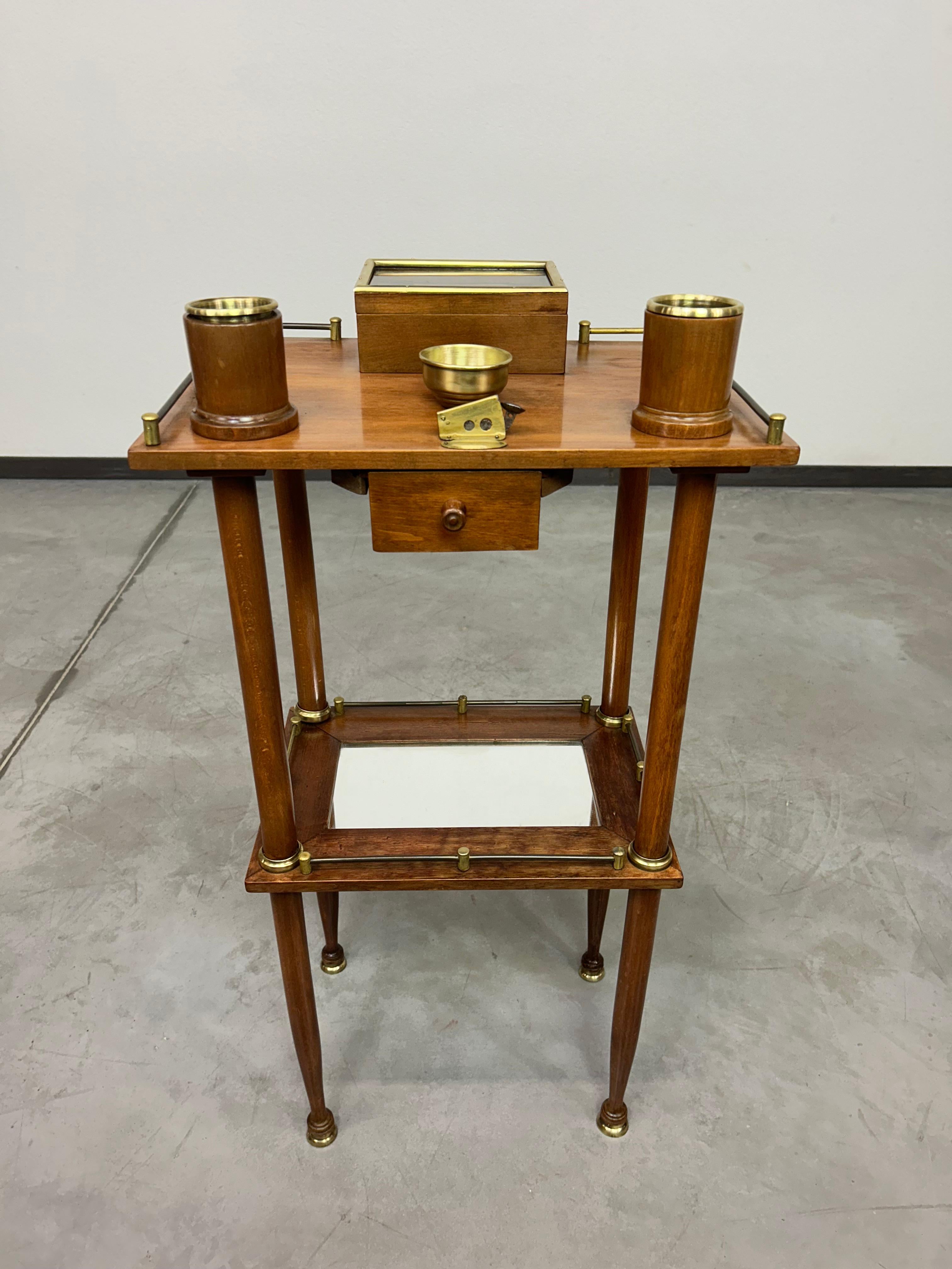 Table d'appoint Jugendstil pour fumeurs. Teinté et repoli par des professionnels.