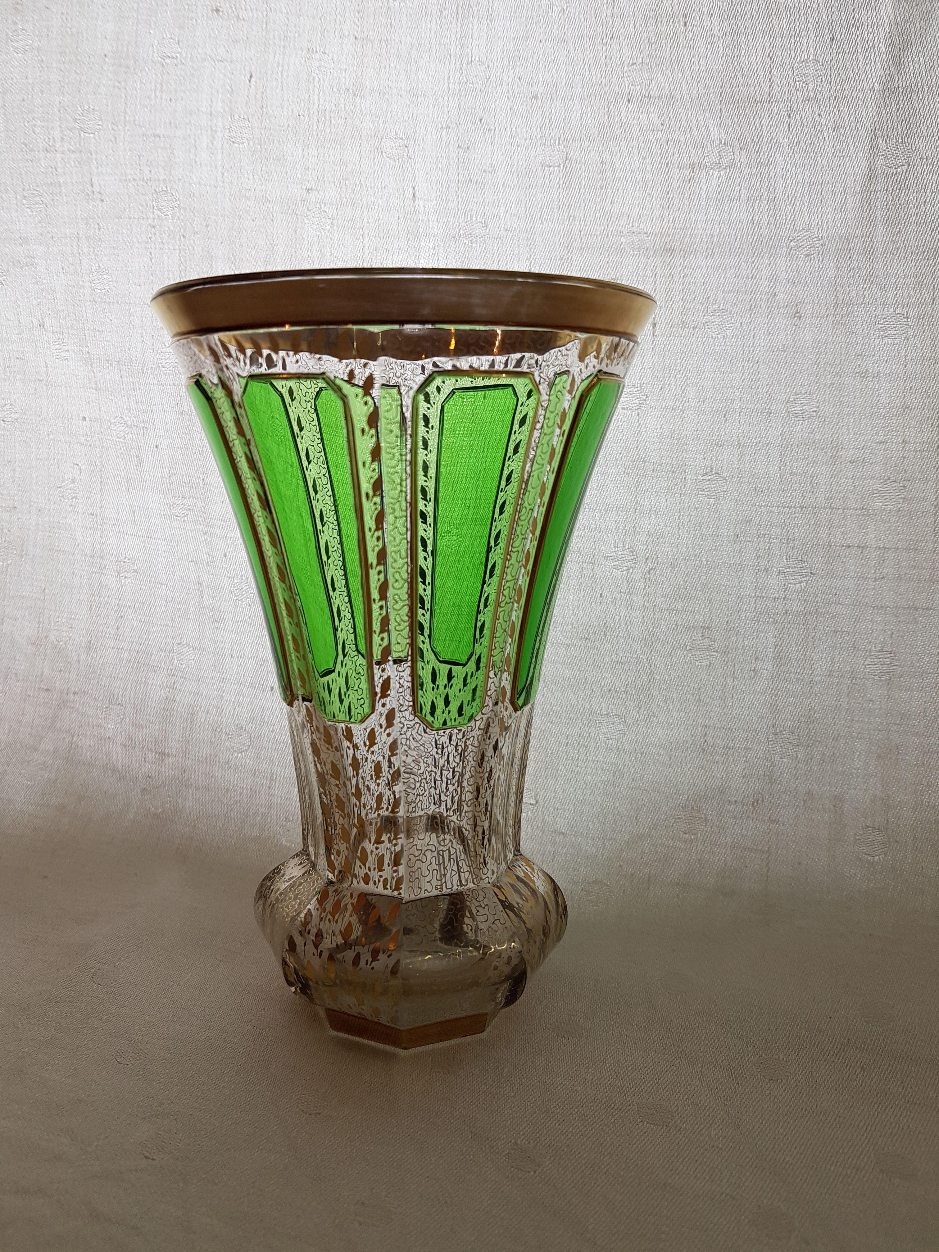 Jugendstil Stained Glass Vase with Gold Applications, Austria, circa 1910 In Excellent Condition In Berlin, DE
