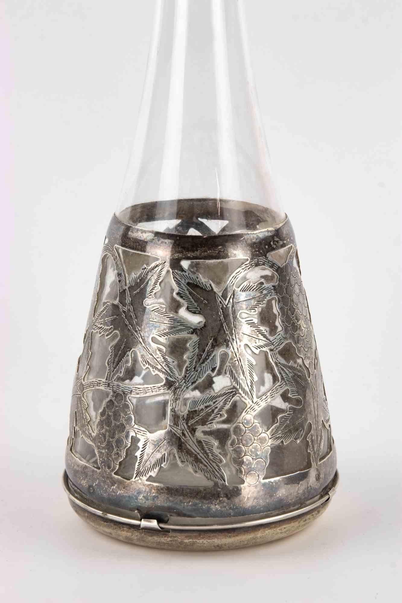 Jugendstil Sterling Overlay Glass Decanter.

Realized in the early 20th Century, between 1910s and 1920s.

Includes its original cap.

Very good condition.