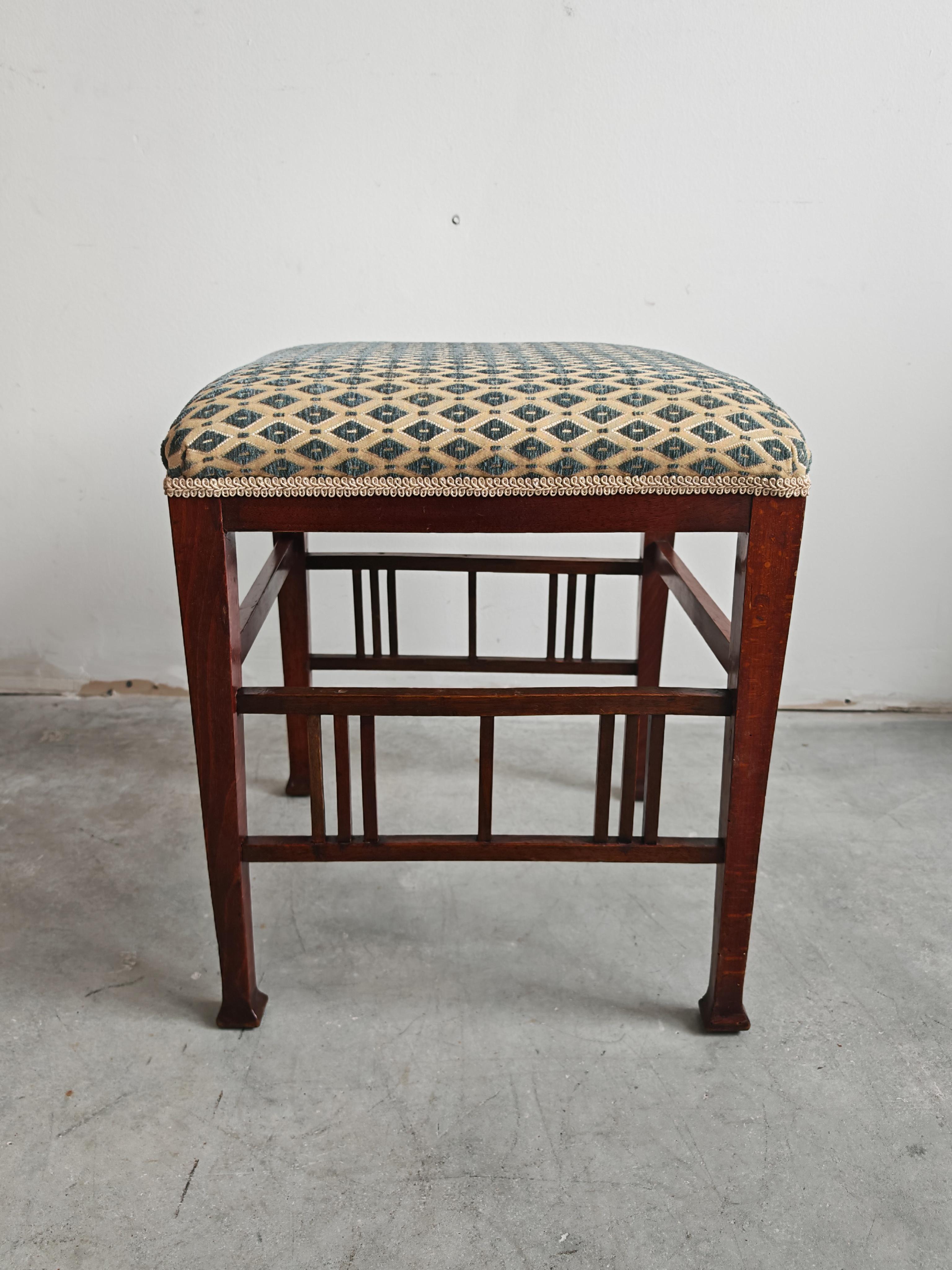 Tabouret Jugendstil en hêtre et acajou attr. à Otto Wagner, Autriche 1910s en vente 4
