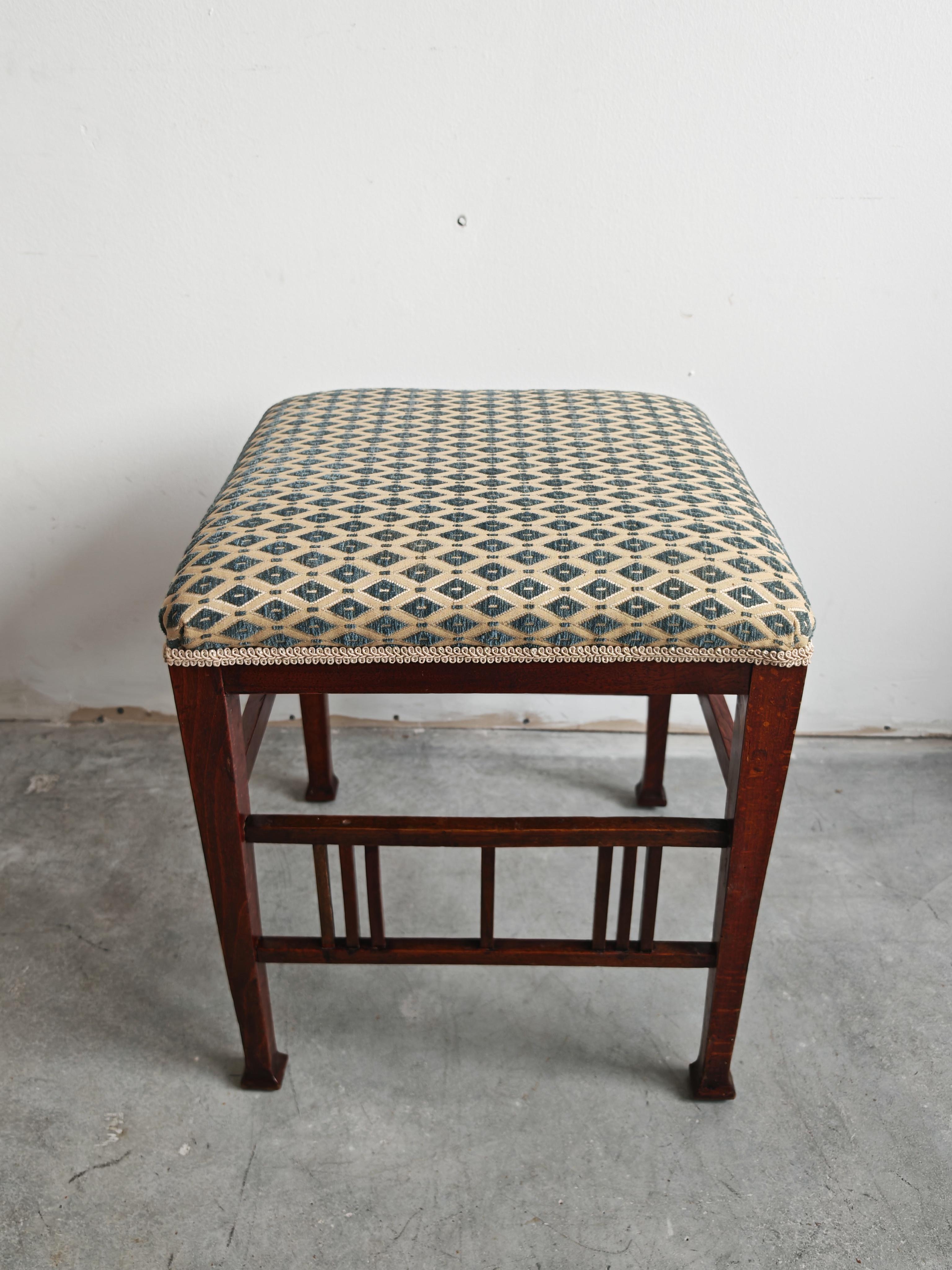 Dans cette annonce, vous trouverez un superbe tabouret Jugendstil dont le design est attribuable à Otto Wagner. L'attribution est décidée en raison de la forme distincte des jambes, marque déposée de Wagner. Le tabouret est réalisé en combinaison de