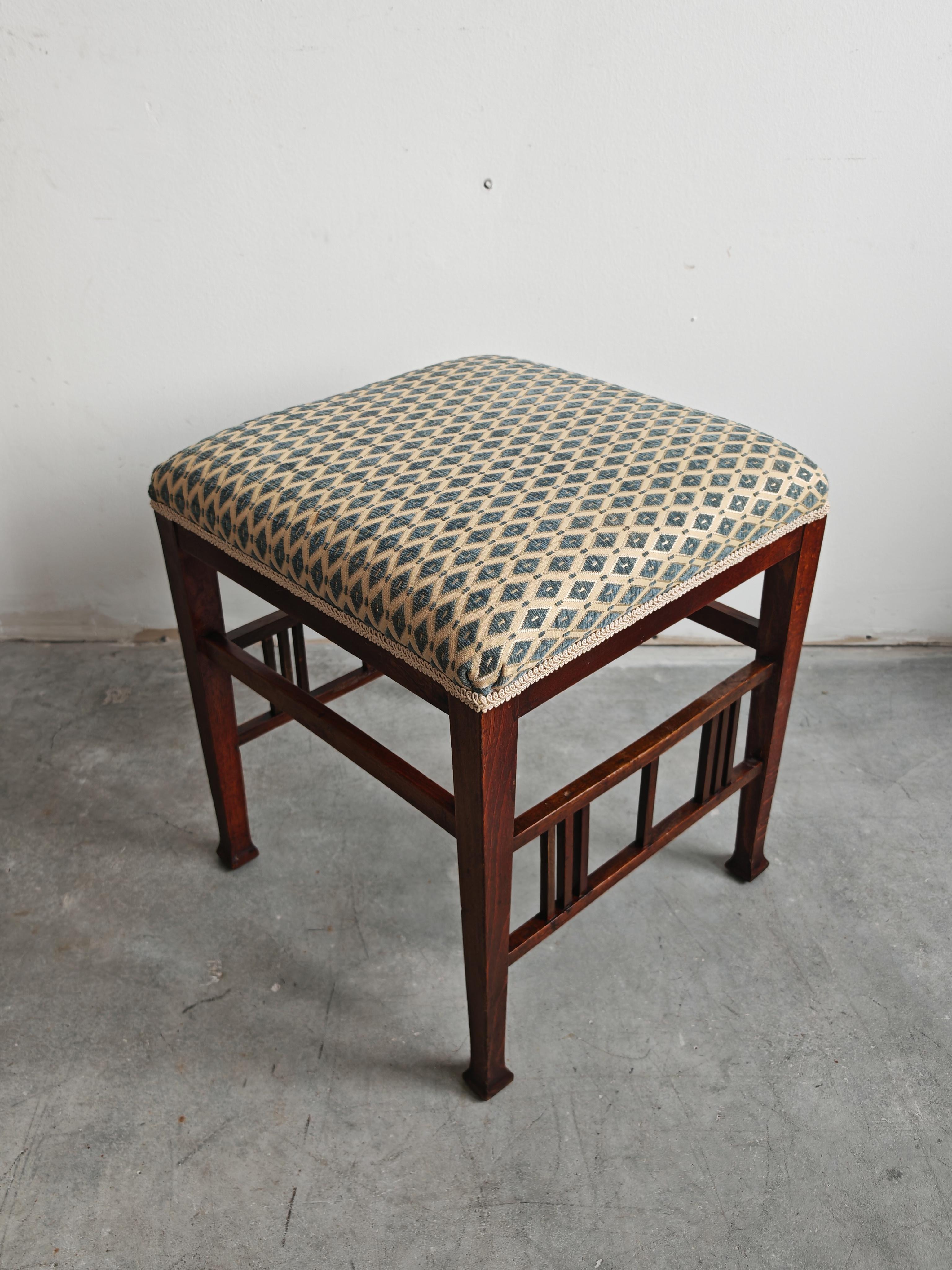 Tabouret Jugendstil en hêtre et acajou attr. à Otto Wagner, Autriche 1910s Bon état - En vente à Beograd, RS