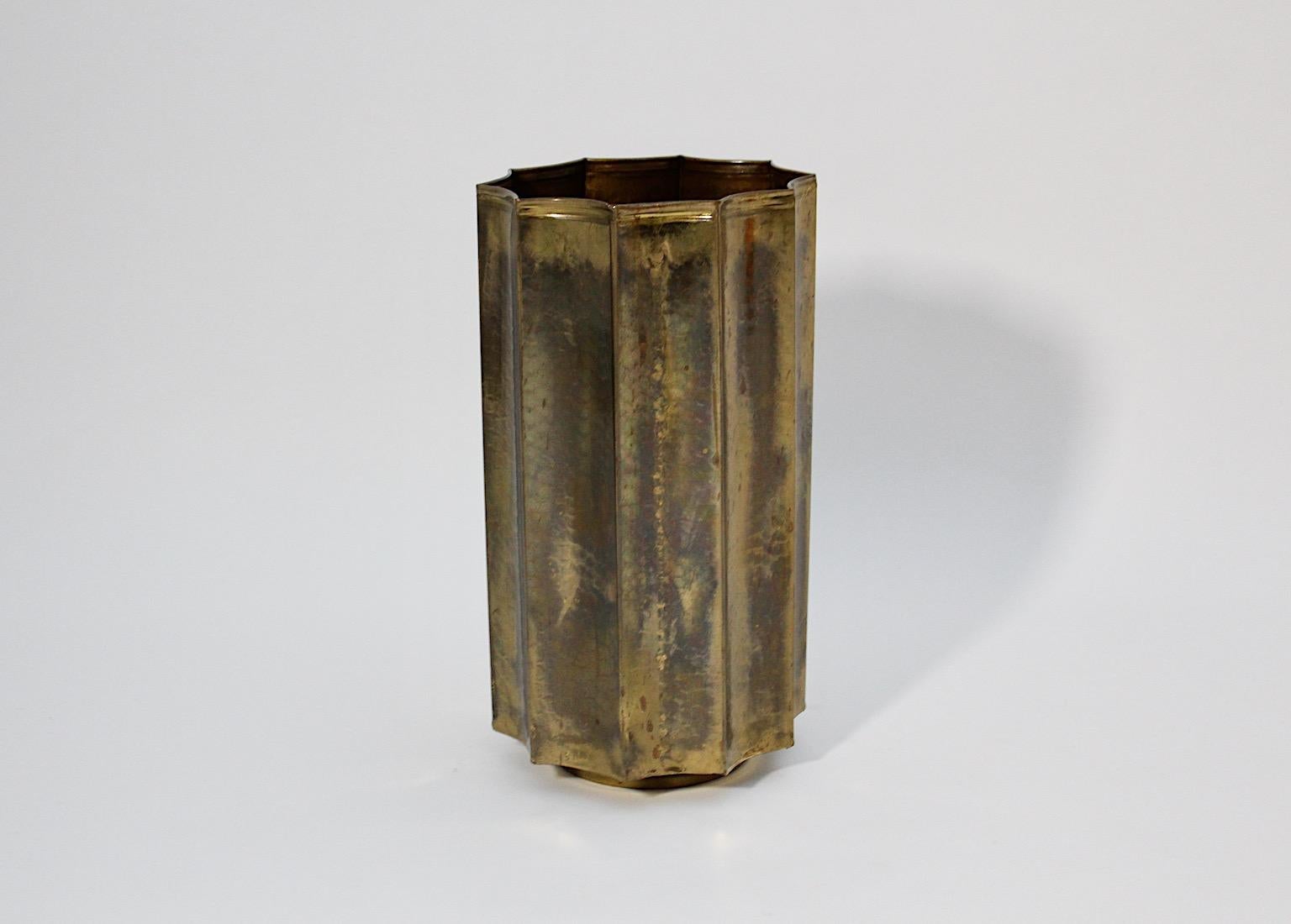 Jugendstil style vintage brass paper basket or cane holder in beautiful form 1950s Austria.
A great new arrival, this paper basket or cane holder in slightly curved form made of brass in the style of Jugendstil.
This wonderful cane holder is in good