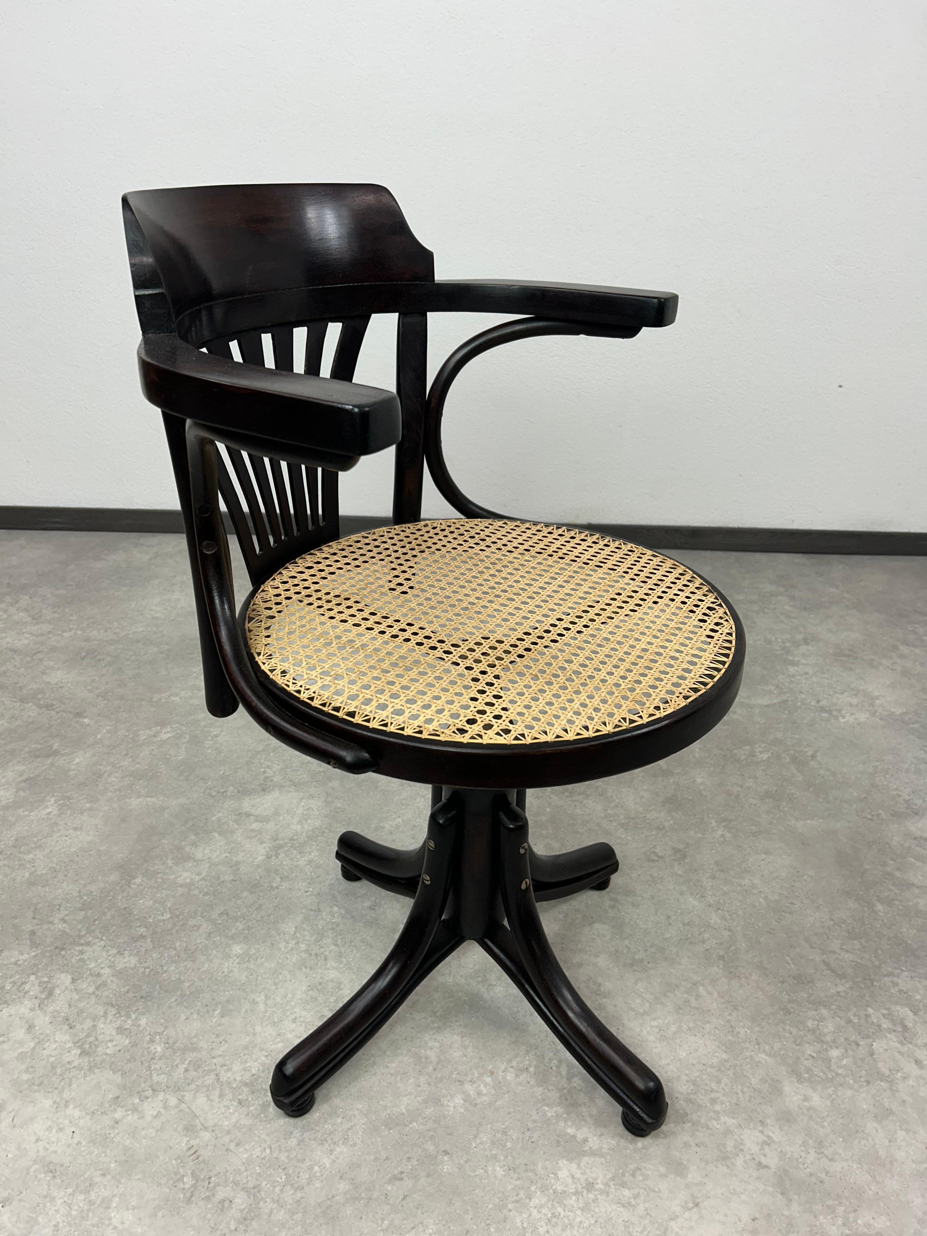 Silla de escritorio giratoria Jugendstil de Thonet. Teñido y repulido profesional.

