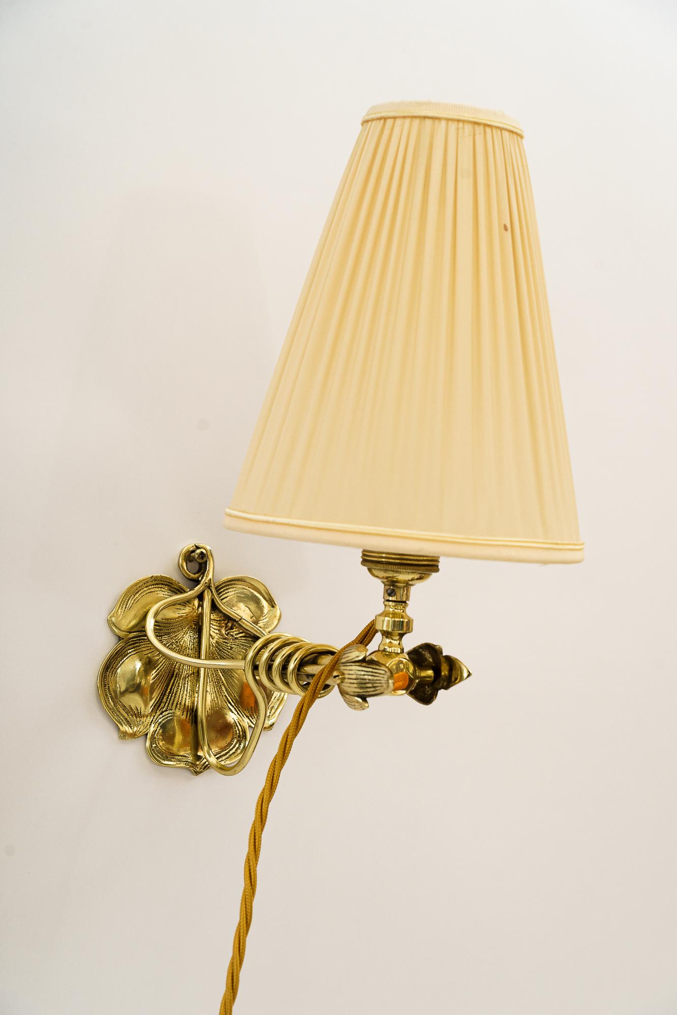 Jugendstil table lamp or wall lamp vienna around 1908
Brass polished and stove enameled
The second picture shows the lamp as a wall lamp.
The shade is replaced ( new )