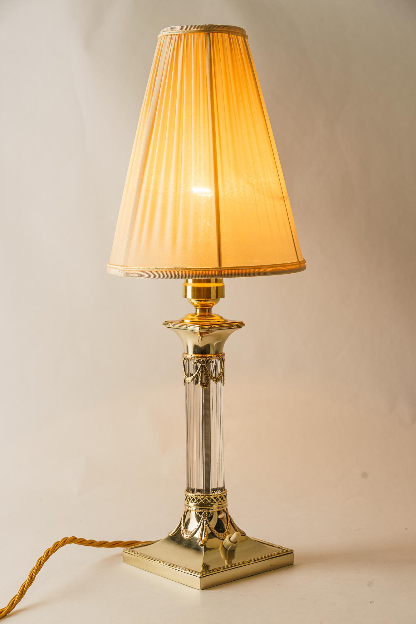 Lampe de table Jugendstil avec abat-jour en tissu viennois vers 1910 
Laiton poli et émaillé au four
L'abat-jour en tissu est remplacé (neuf).