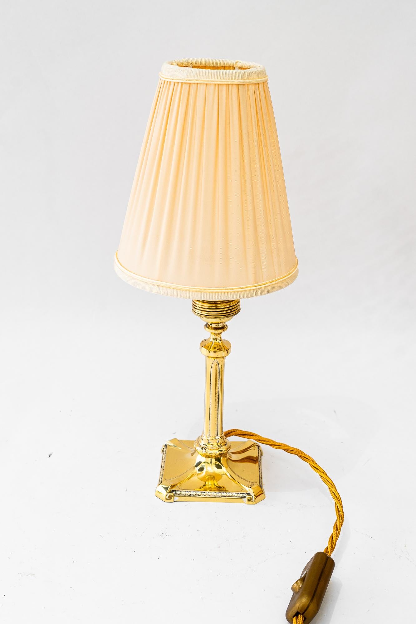 Lampe de table Jugendstil avec abat-jour en tissu vienne vers 1910
Laiton poli et émaillé au four
L'abat-jour en tissu est remplacé (neuf).