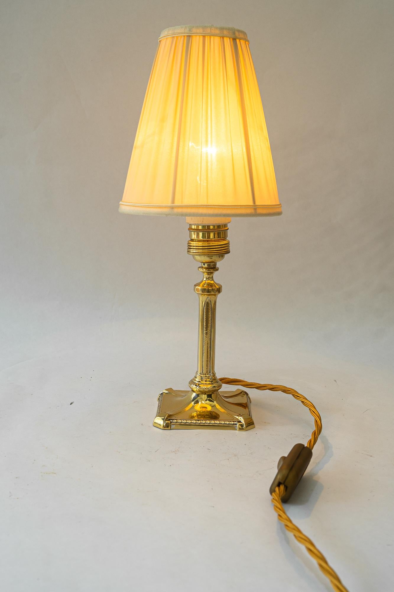 Laiton Lampe de table Jugendstil avec abat-jour en tissu vienne vers 1910 en vente
