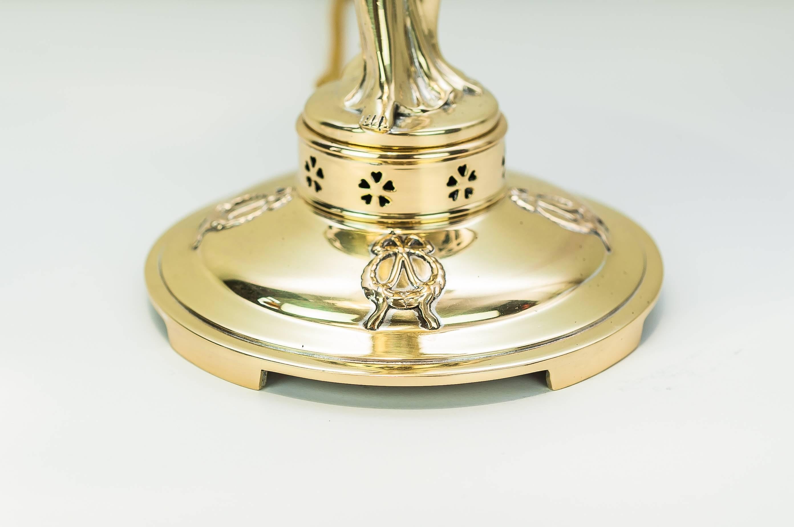 Laccato Lampada da tavolo Jugendstil con paralume in vetro Loetz Glass in vendita