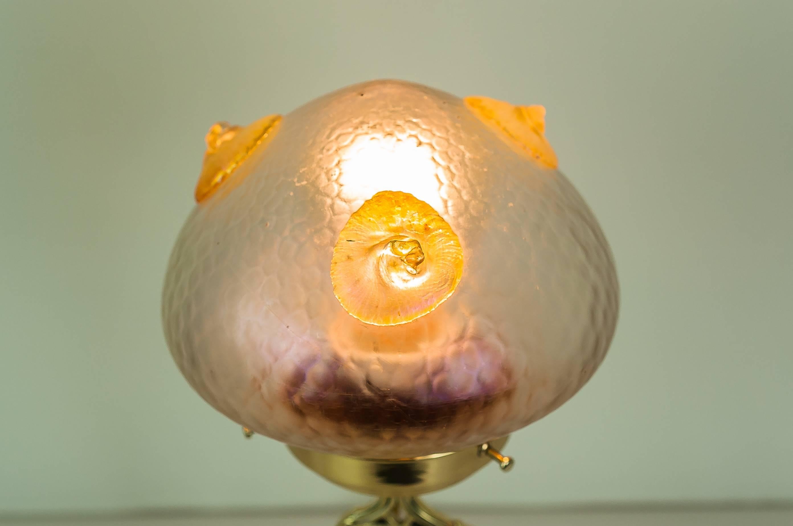 Jugendstil-Tischlampe mit Loetz-Glasschirm (Frühes 20. Jahrhundert) im Angebot