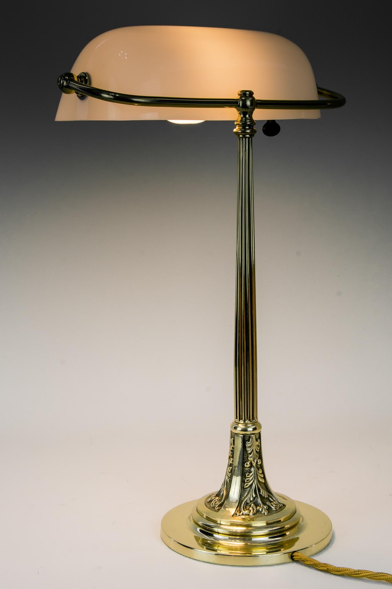 Jugendstil-Tischlampe mit New-Glas-Schirm, Wien, um 1908 (Messing) im Angebot