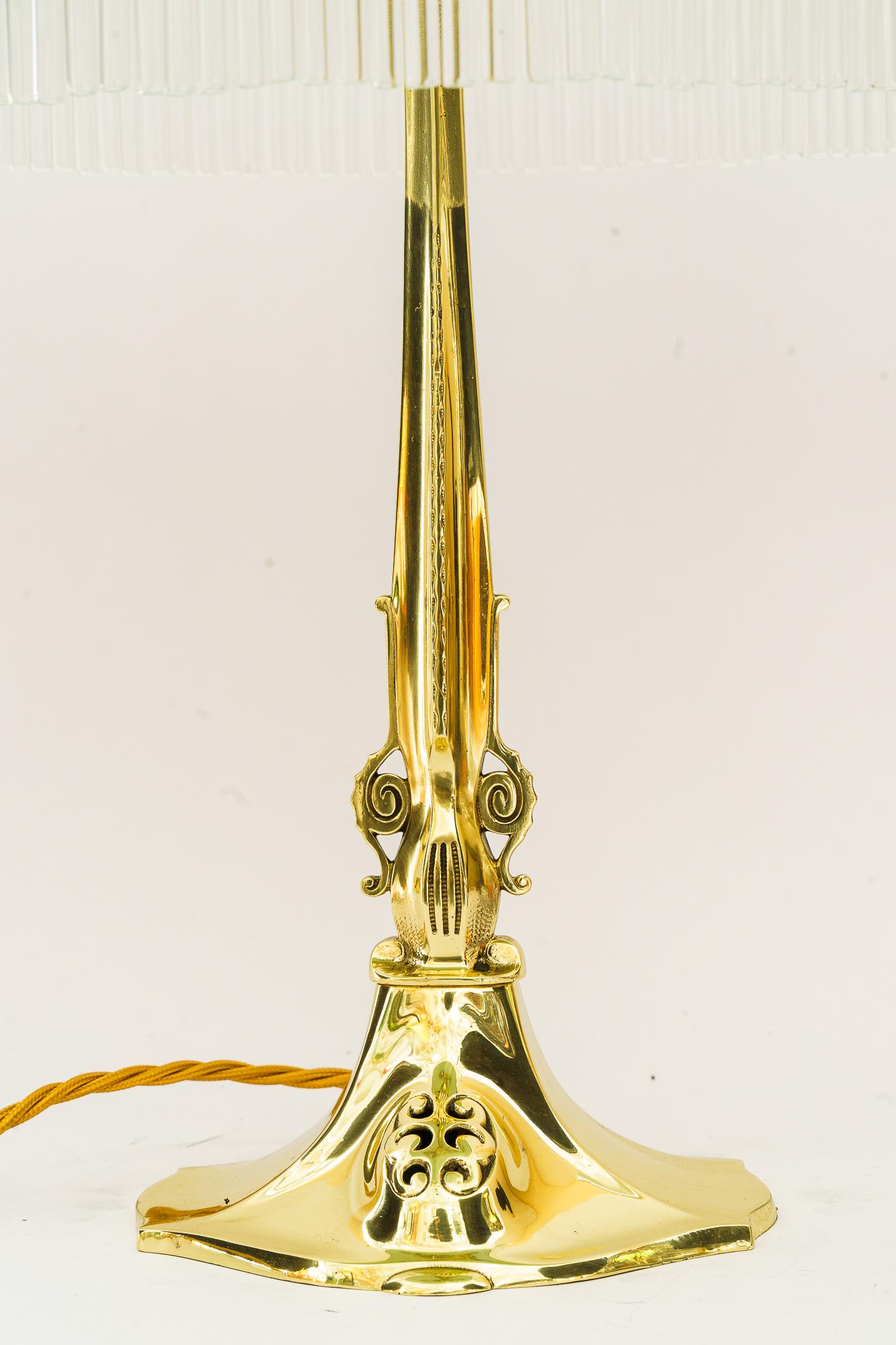 Jugendstil Tischlampe mit Opalglasschirm und Glasstäben Wien um 1910 (Österreichisch) im Angebot