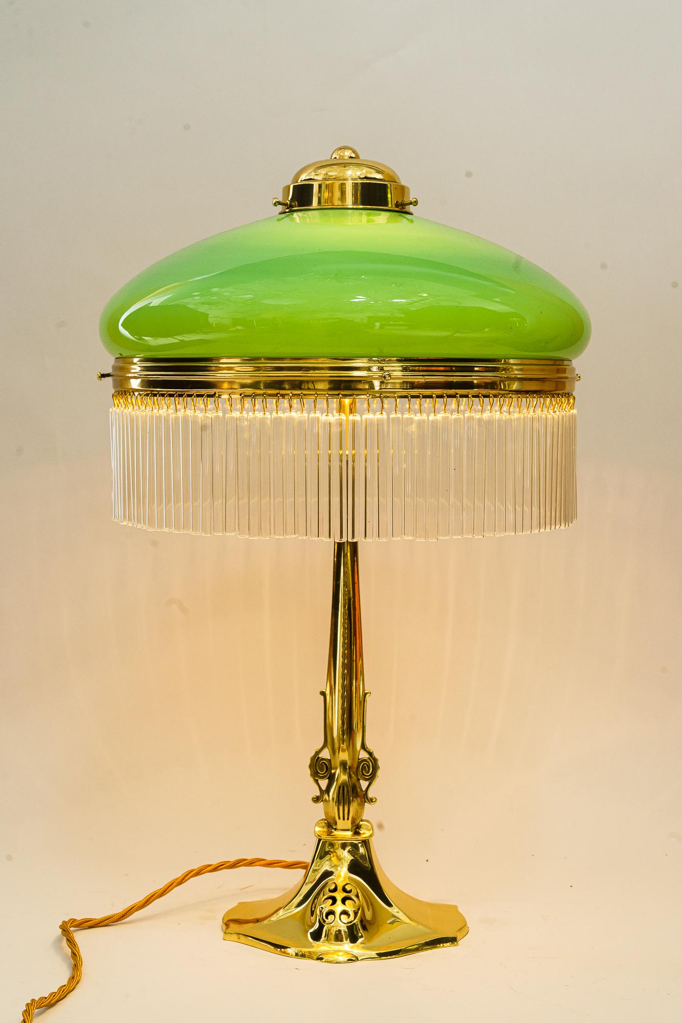 Laiton Lampe de table Jugendstil avec abat-jour en verre opale et baguettes en verre vienne vers 1910 en vente