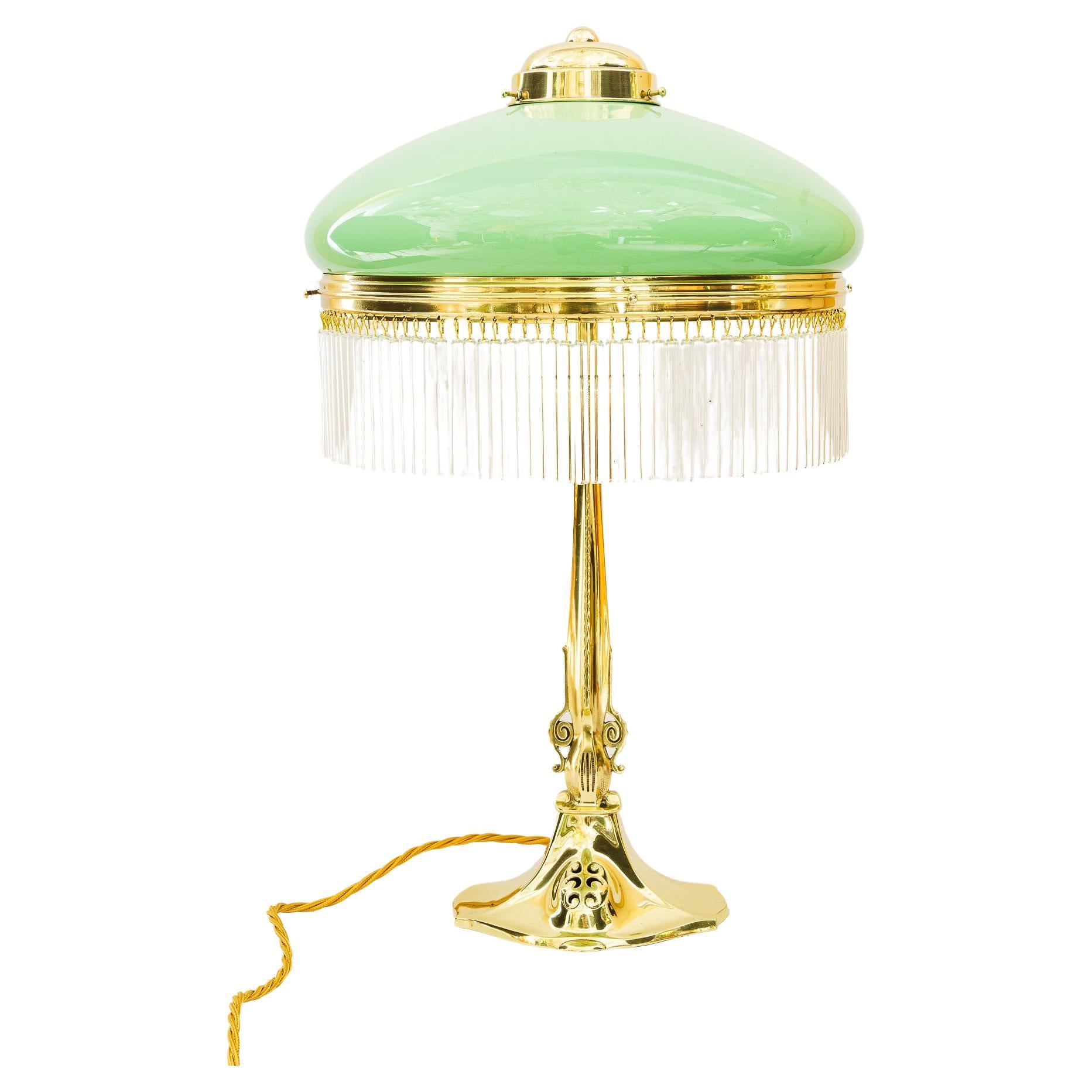 Lampe de table Jugendstil avec abat-jour en verre opale et baguettes en verre vienne vers 1910 en vente
