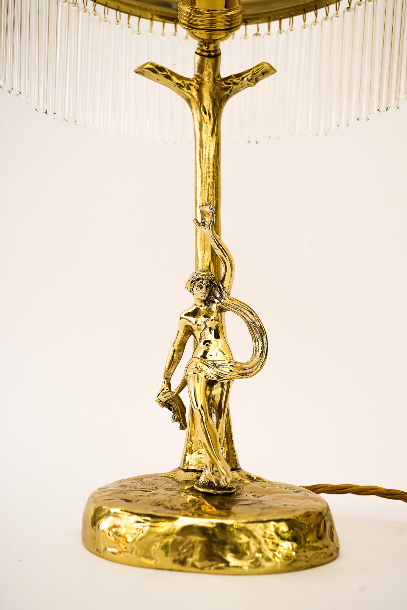 Jugendstil-Tischlampe mit originalem antikem Glasschirm Vienna aus den 1910er Jahren
Messing poliert und emailliert
Die Glasstäbe werden ersetzt ( neu )
