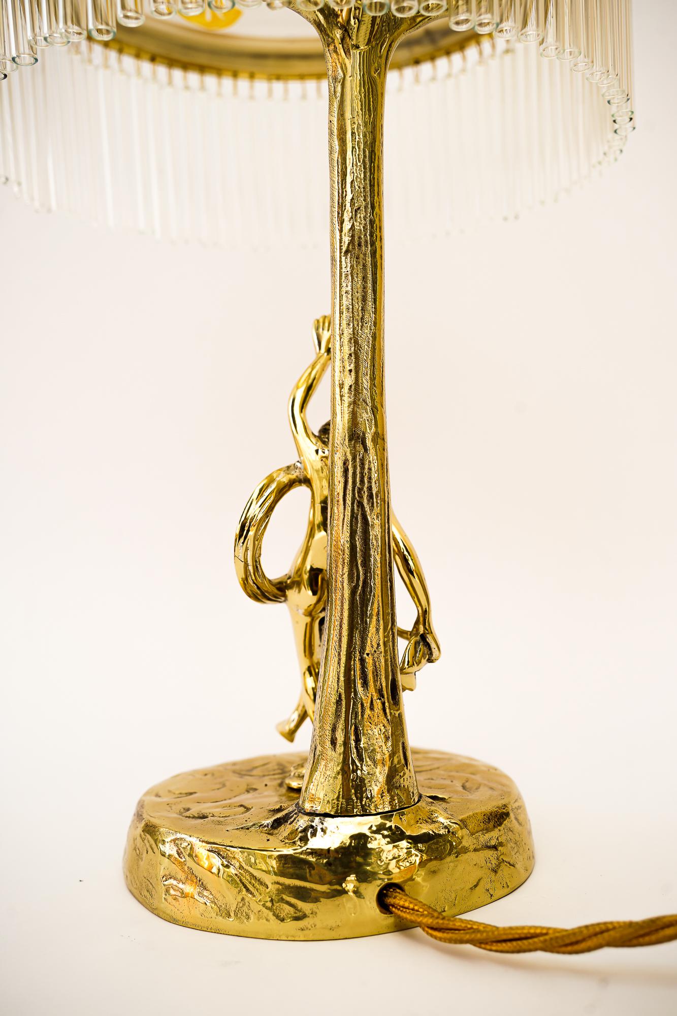 Laiton Lampe de bureau Jugendstil avec abat-jour en verre antique d'origine viennois, années 1910 en vente