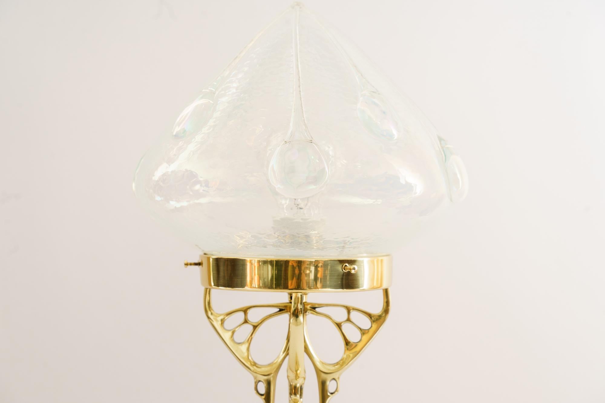 Lampe de bureau Jugendstil avec abat-jour en verre opalin d'origine viennois, vers 1910 
Laiton poli et émaillé au four
