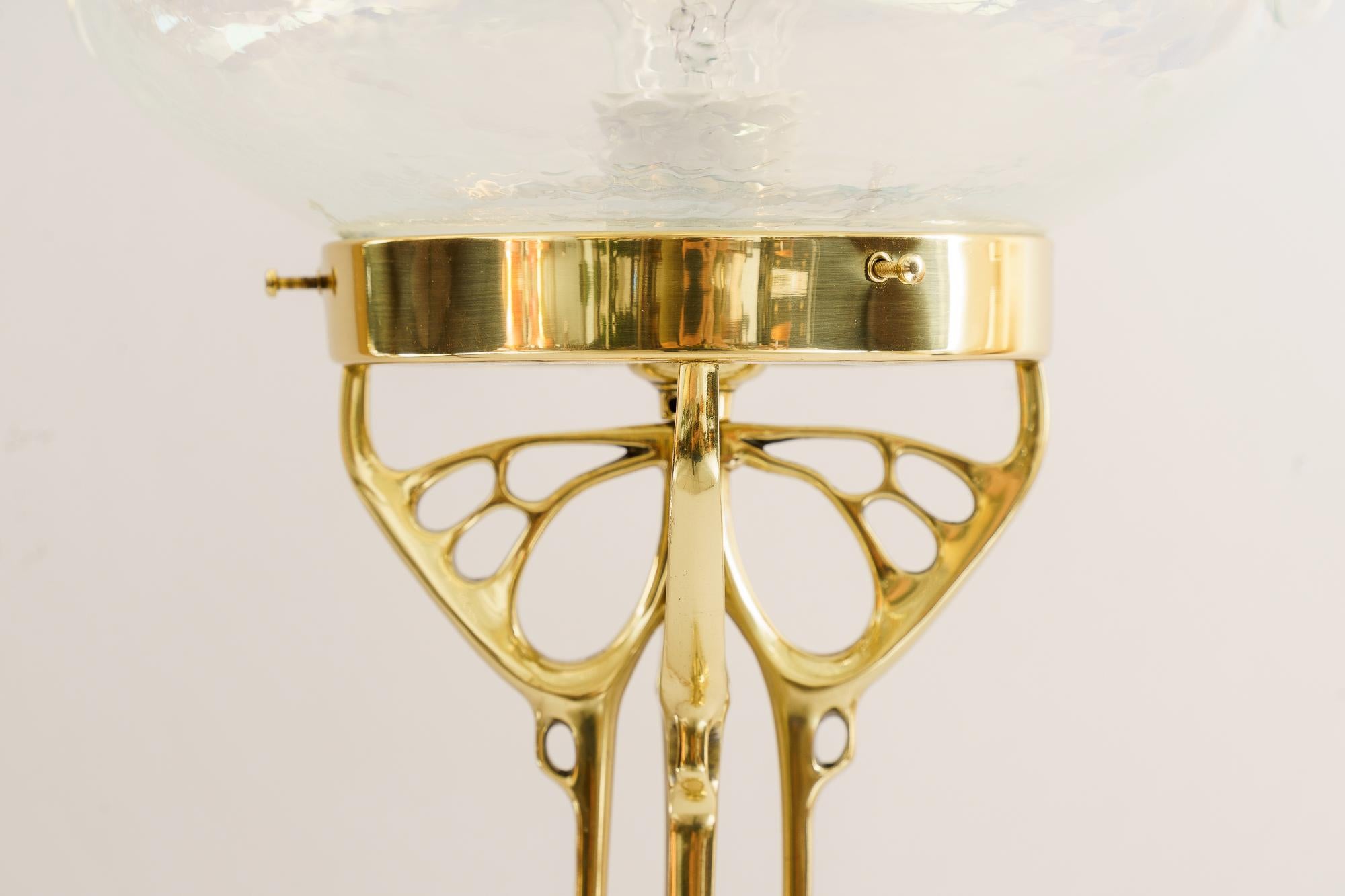 Autrichien Lampe de bureau Jugendstil avec abat-jour en verre opalin d'origine viennois, vers 1910  en vente