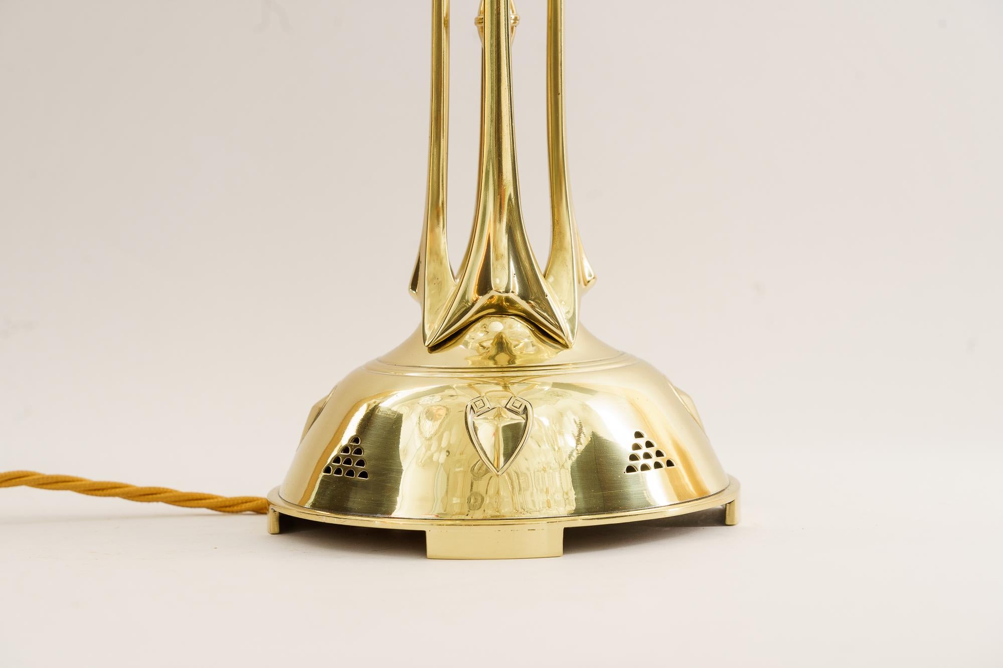 Laqué Lampe de bureau Jugendstil avec abat-jour en verre opalin d'origine viennois, vers 1910  en vente