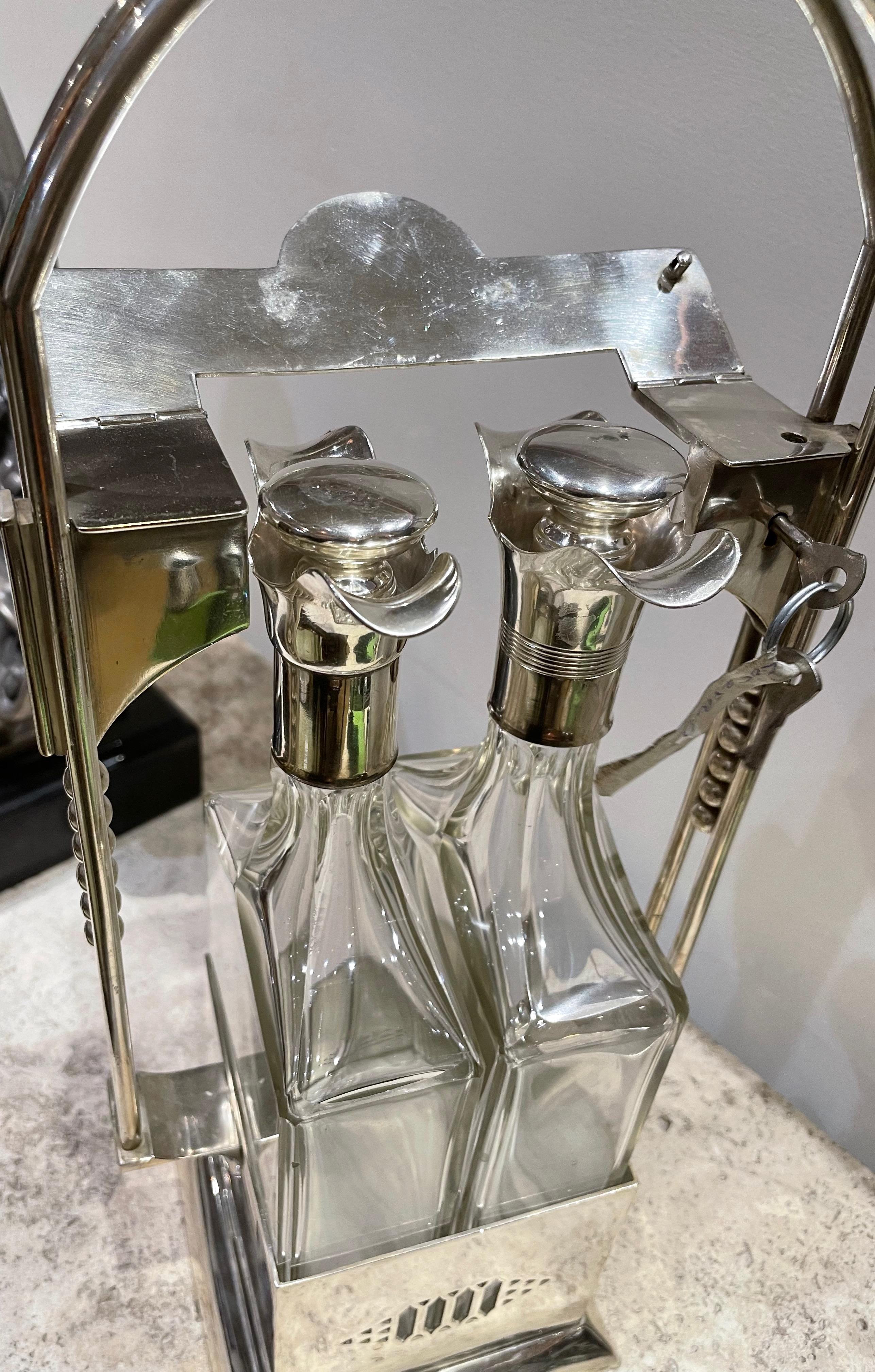 Début du 20ème siècle Ensemble de deux bouteilles vintage Jugendstil Tantale plaqué argent en vente