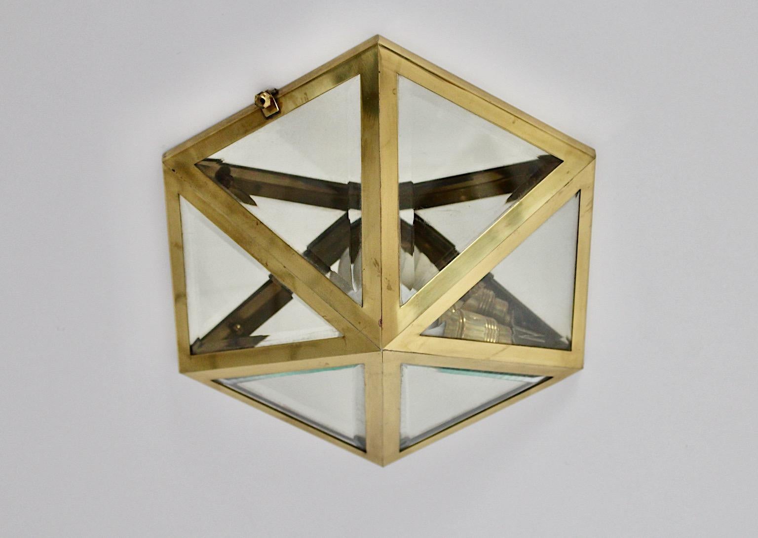 Encastré ou applique vintage Jugendstil en laiton et verre clair facetté Josef Hoffmann conçu en 1903 et fabriqué dans les années 1970 en Autriche.
Belle applique murale vintage / encastrée / applique en réédition Josef Hoffmann en construction