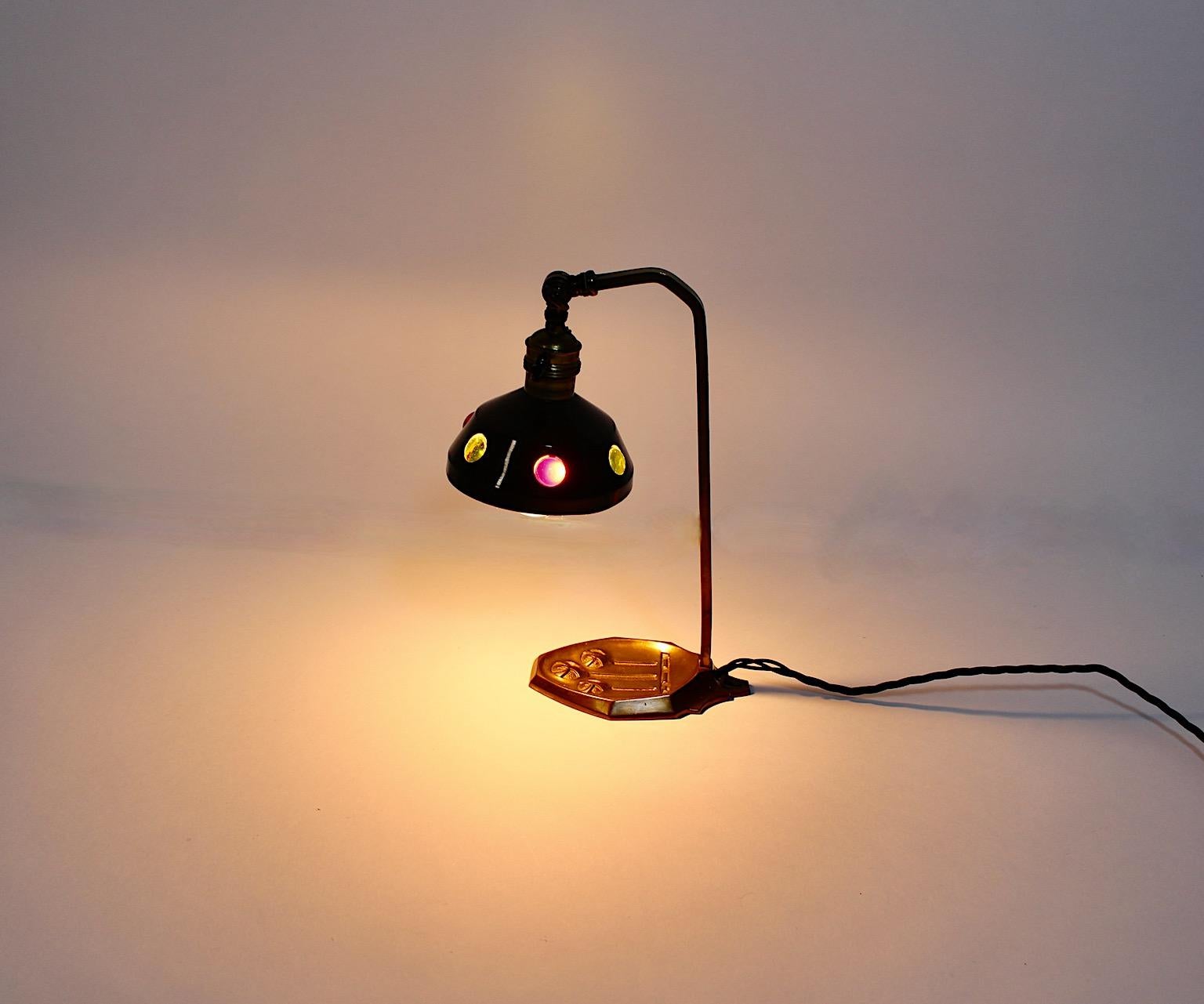 Vintage-Tischlampe aus Messing mit mehrfarbigen Glassteinen im Jugendstil, Österreich im Angebot 8