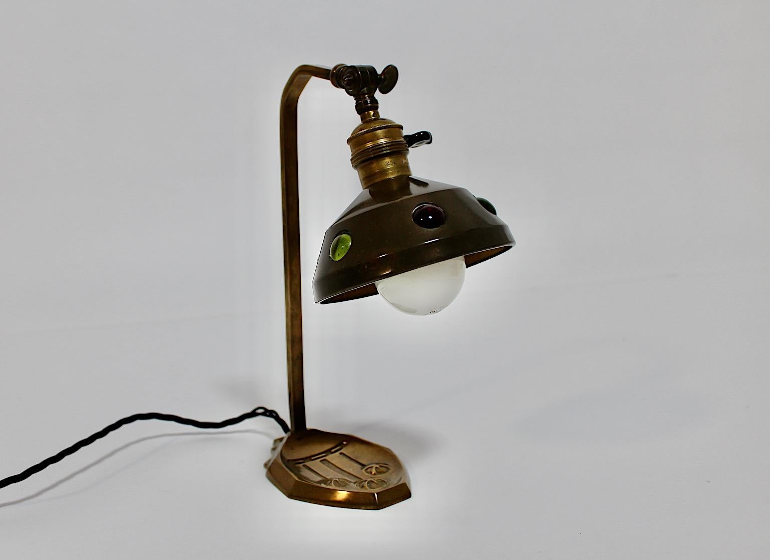 Jugendstil Tischlampe aus Messing und bunten Dekosteinen um 1910 Österreich.
Eine schöne Tischlampe aus Messing mit sechs wunderschönen mehrfarbigen Dekosteinen halbschalenförmig am Schirm.
Diese Tischleuchte ist mit einem schwarzen Kabel neu