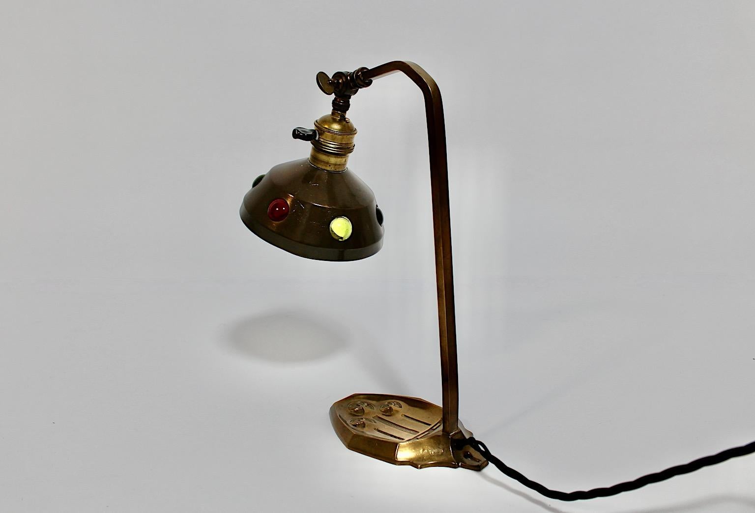 Vintage-Tischlampe aus Messing mit mehrfarbigen Glassteinen im Jugendstil, Österreich im Zustand „Gut“ im Angebot in Vienna, AT