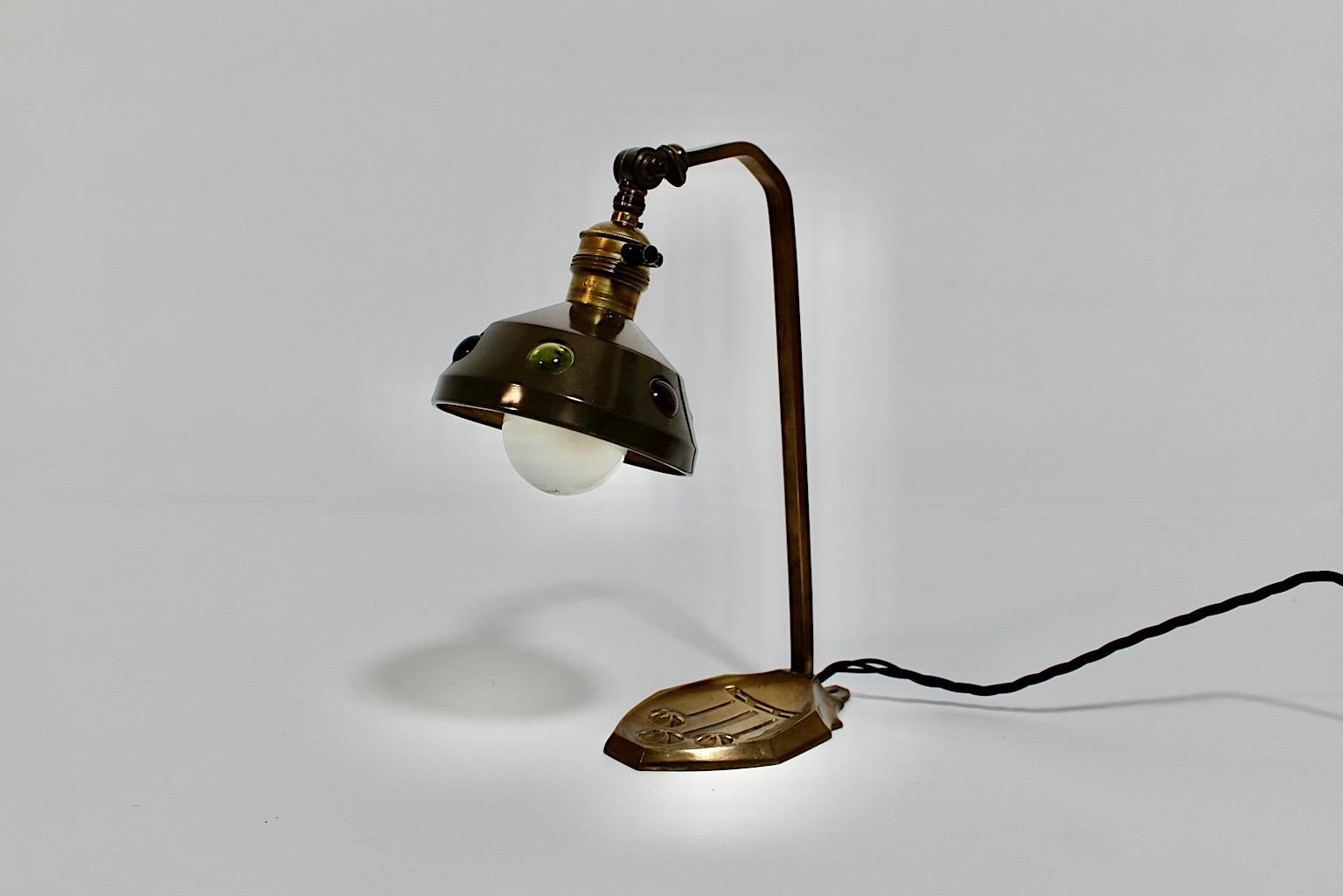 Laiton Jugendstil - Lampe de bureau vintage en laiton et pierres de verre multicolores, 1910, Autriche en vente