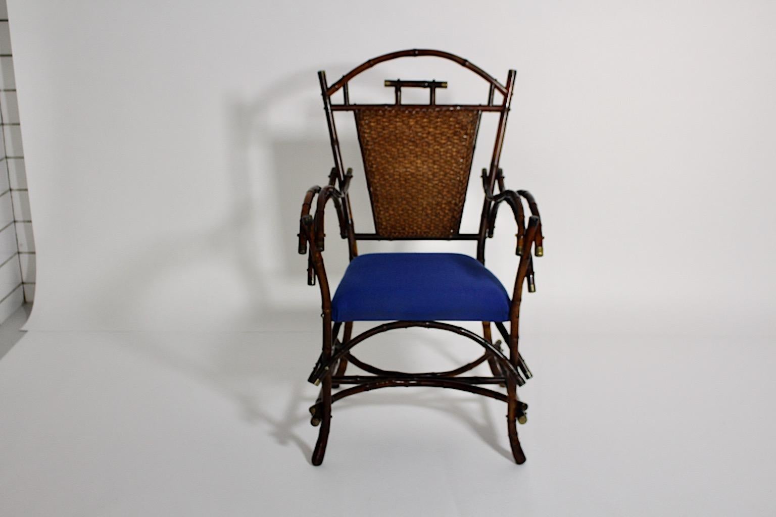 Jugendstil Vintage Sessel oder Beistellstuhl aus Rattan Bambus entworfen und hergestellt um 1915 Wien.
Ein hochwertiger Sessel oder Beistellstuhl aus gebogenem Bambus mit vernickelten Endstücken und einem königsblau gepolsterten Sitz aus