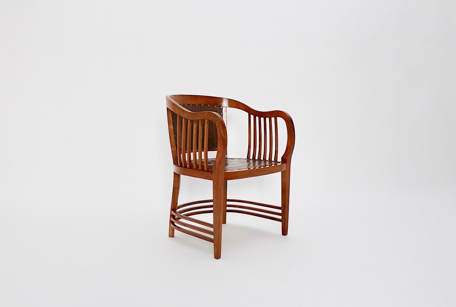 Ein bedeutender Jugendstil-Sessel aus Nussbaumholz, der von Josef Maria Olbrich 1898-1899 entworfen und von Michael Niedermoser, Wien, ausgeführt wurde.
Der schöne Sessel wurde aus massivem Nussbaumholz gefertigt, das professionell mit Schellack