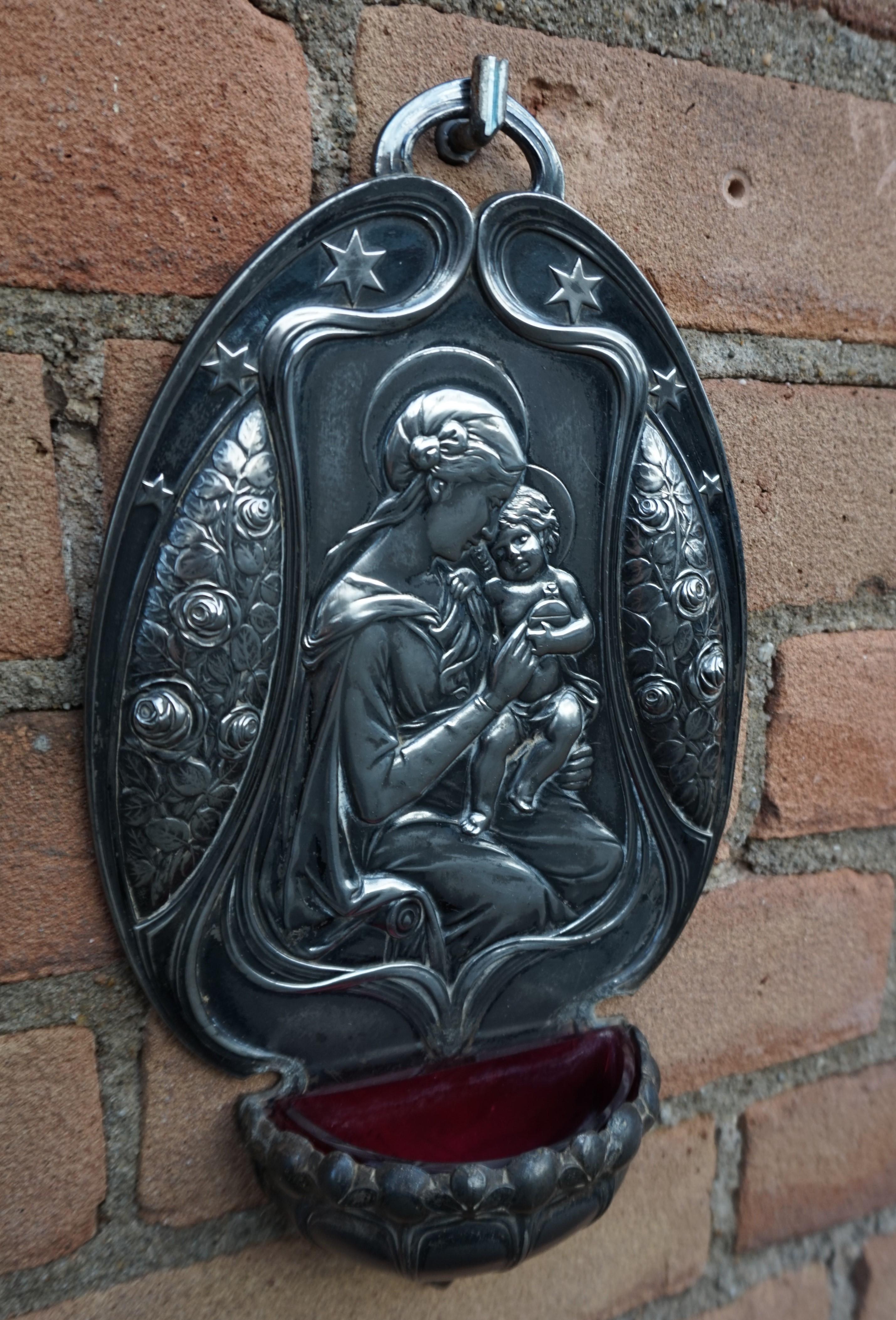 Font d'eau saint et argenté Jugendstil WMF représentant Marie et l'enfant Jésus en vente 2