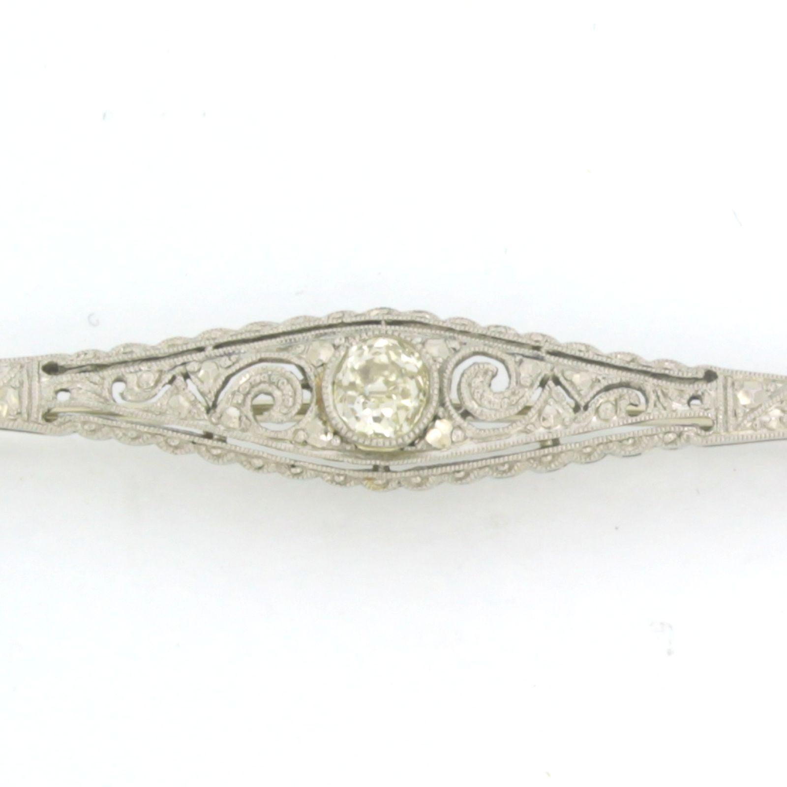 Broche de oro blanco de 14k engastado con diamante talla mina vieja de 0,50 ct J/K SI

Descripción detallada

El broche mide 6,8 cm de ancho, 0,8 cm de alto y 0,4 cm de profundidad

Peso total: 3.4 gramos

Set con:

1 diamante talla mina antigua de