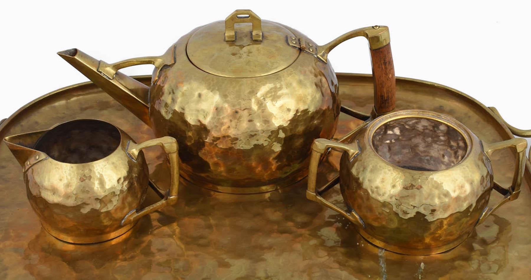 Jugendstil Centrepiece / Teaset with tray is an original decorative object realized in the 1910s. 

Original brass set. 

The centrepiece includes different pieces: a sugar bowl, a mikl bowl, a teapot and a tray. 

Fair conditions; missing