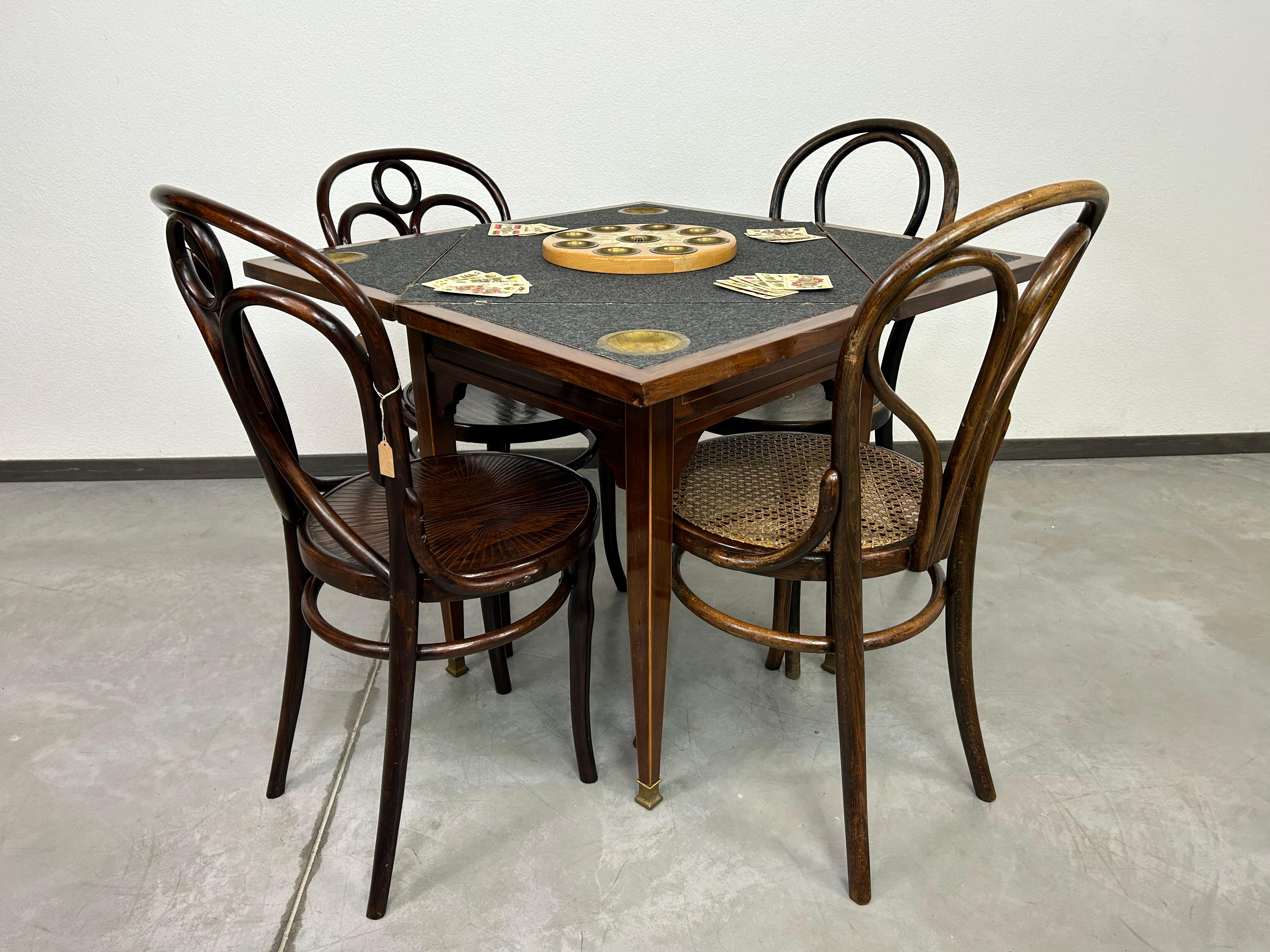 Table à cartes ajustable Condit en très bel état d'origine. Dimensions après expansion 87x87cm.